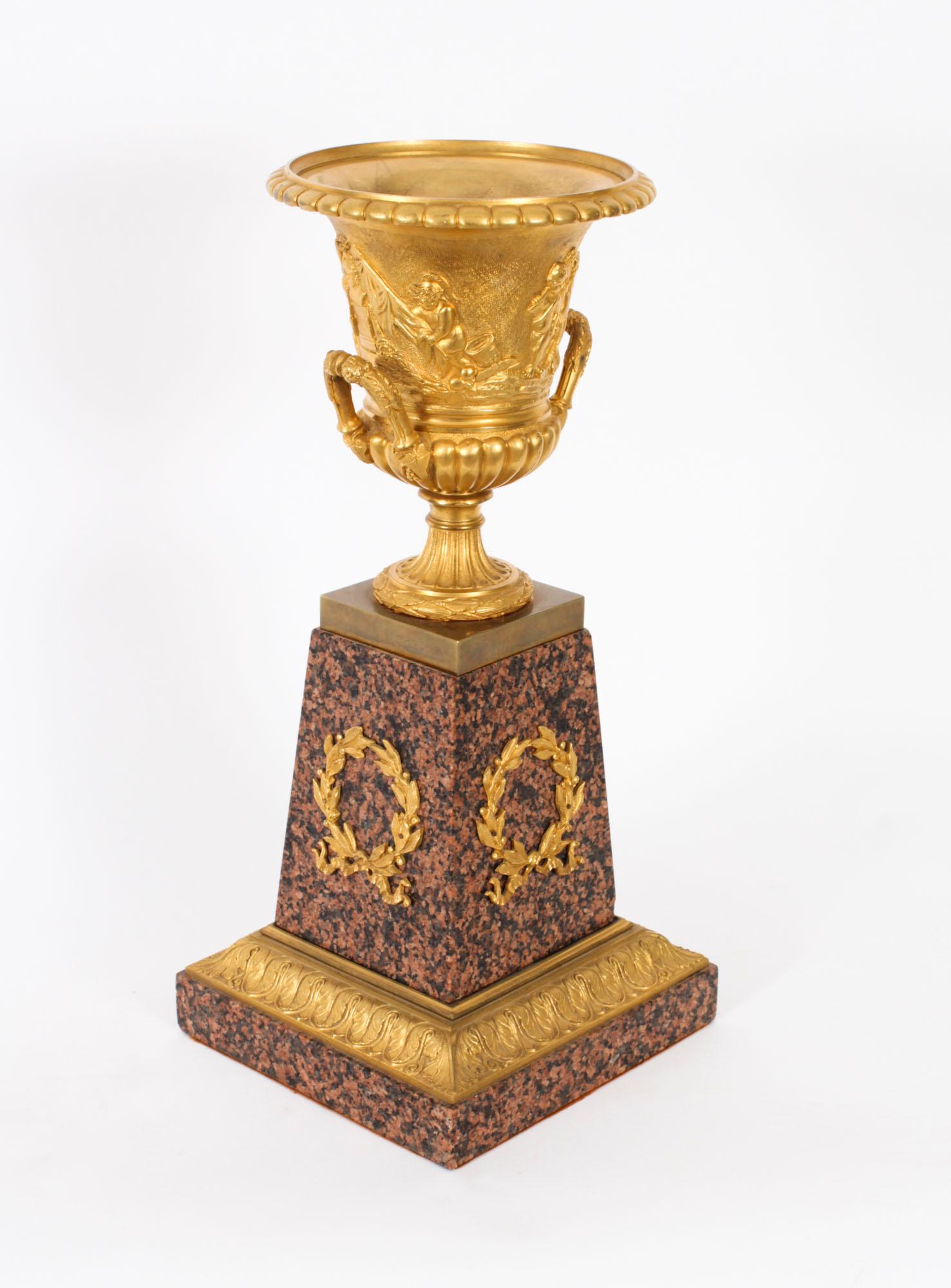 Antikes Paar große 16 Zoll große Grand Tour-Urnen aus vergoldeter Bronze Campana aus dem frühen 20. Jahrhundert im Angebot 3