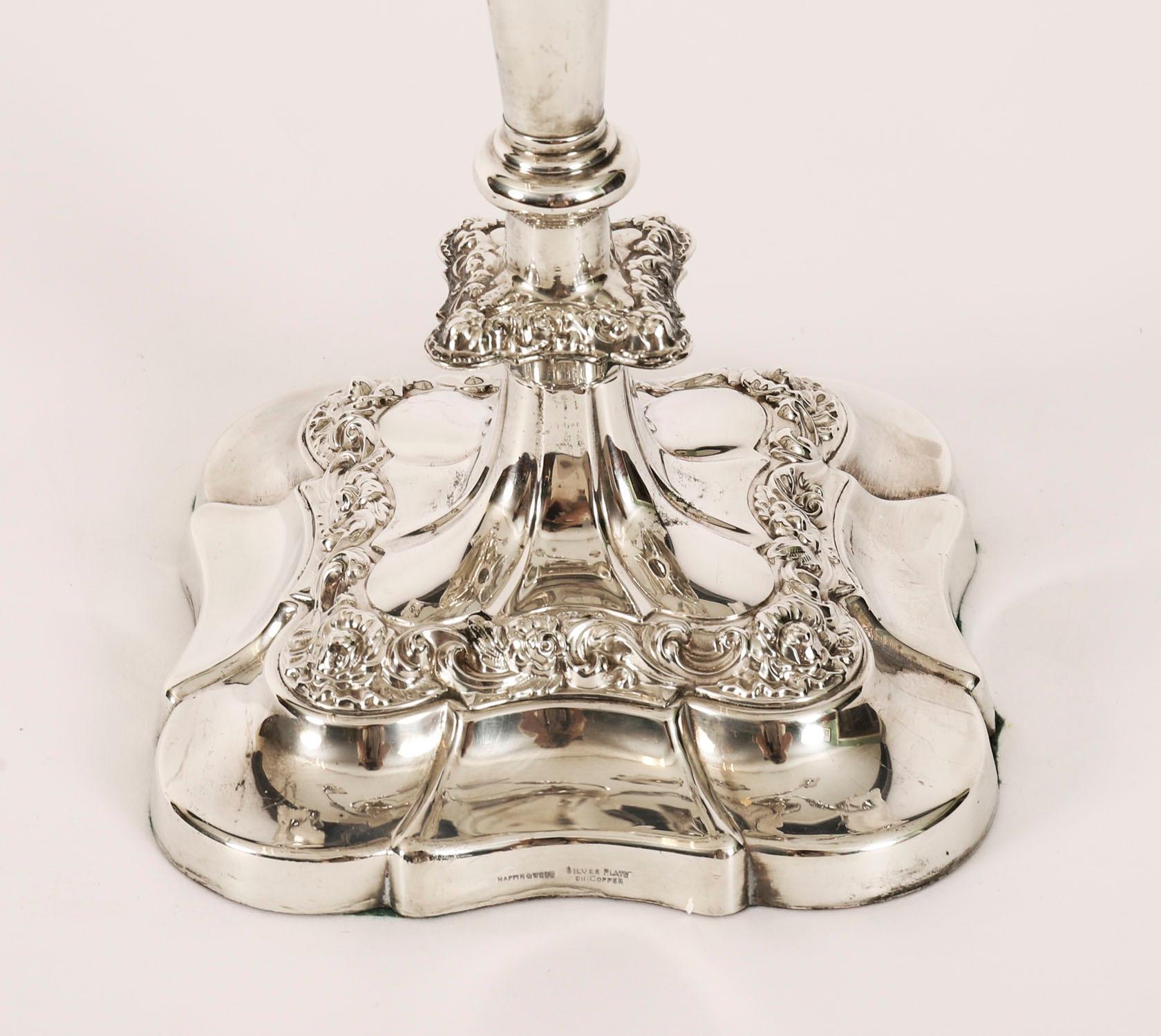Coppia di grandi candelabri a cinque luci in argento di Mappin & Webb del XIX secolo in vendita 4