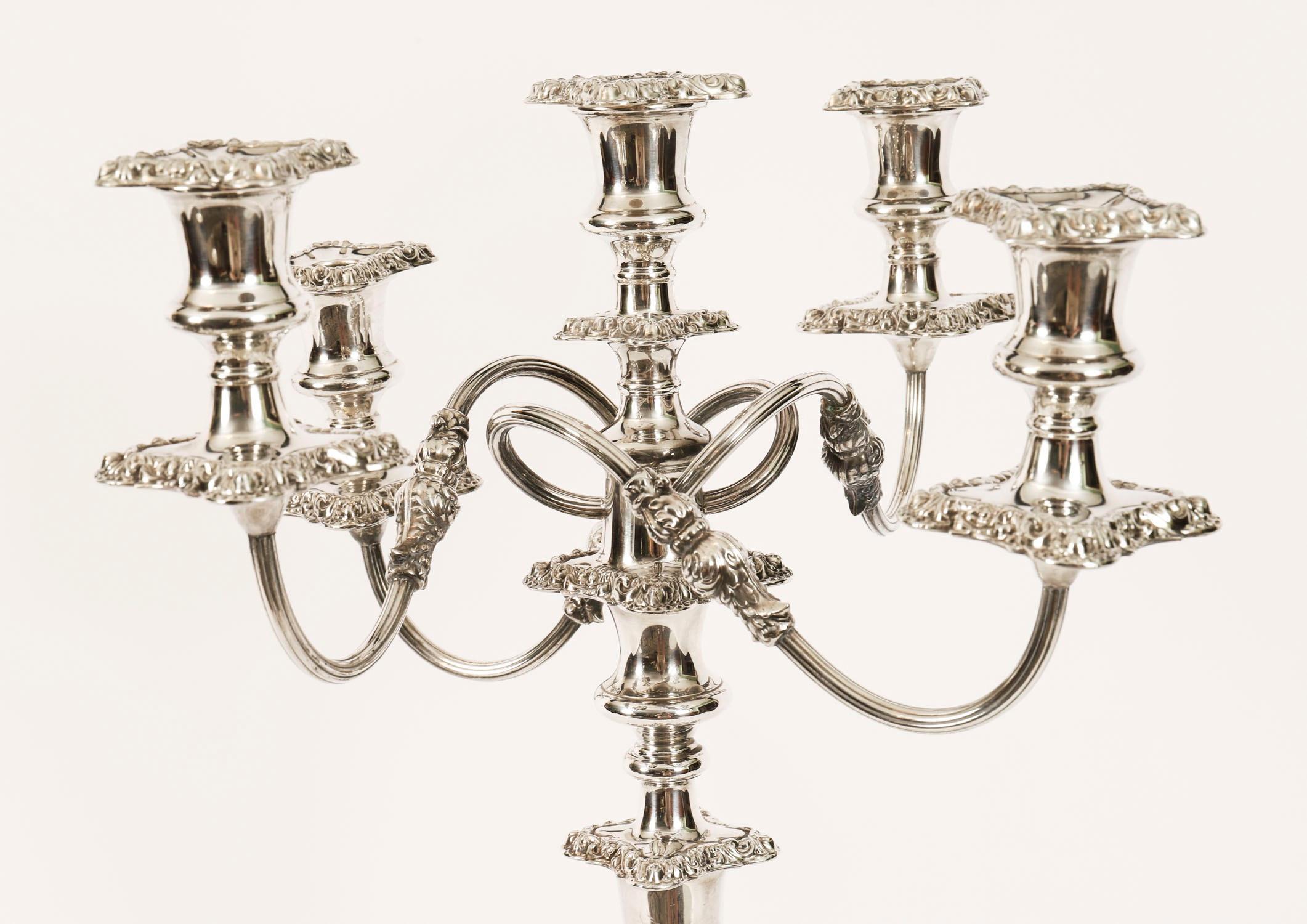 Coppia di grandi candelabri a cinque luci in argento di Mappin & Webb del XIX secolo in vendita 5