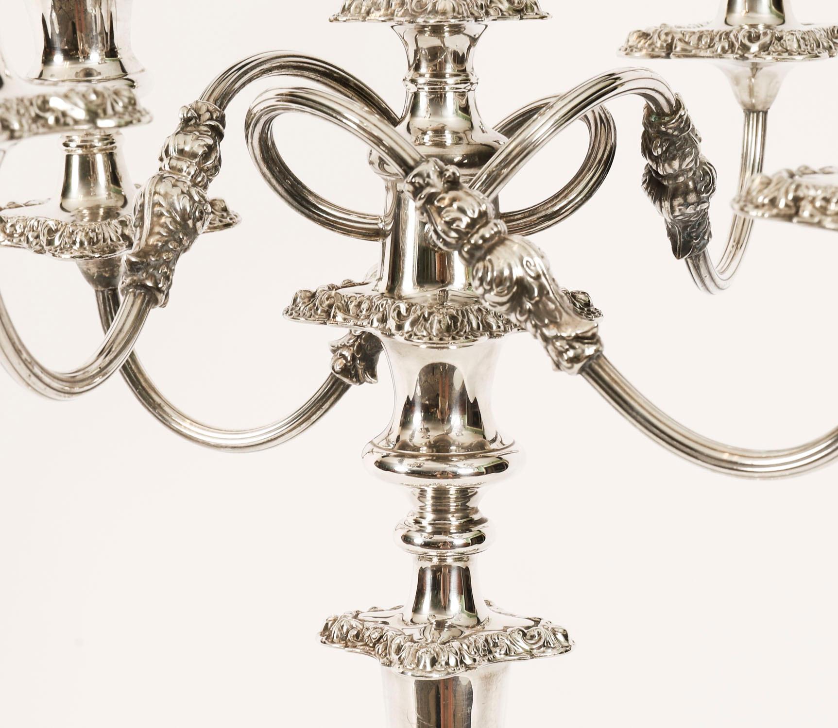 Coppia di grandi candelabri a cinque luci in argento di Mappin & Webb del XIX secolo in vendita 6