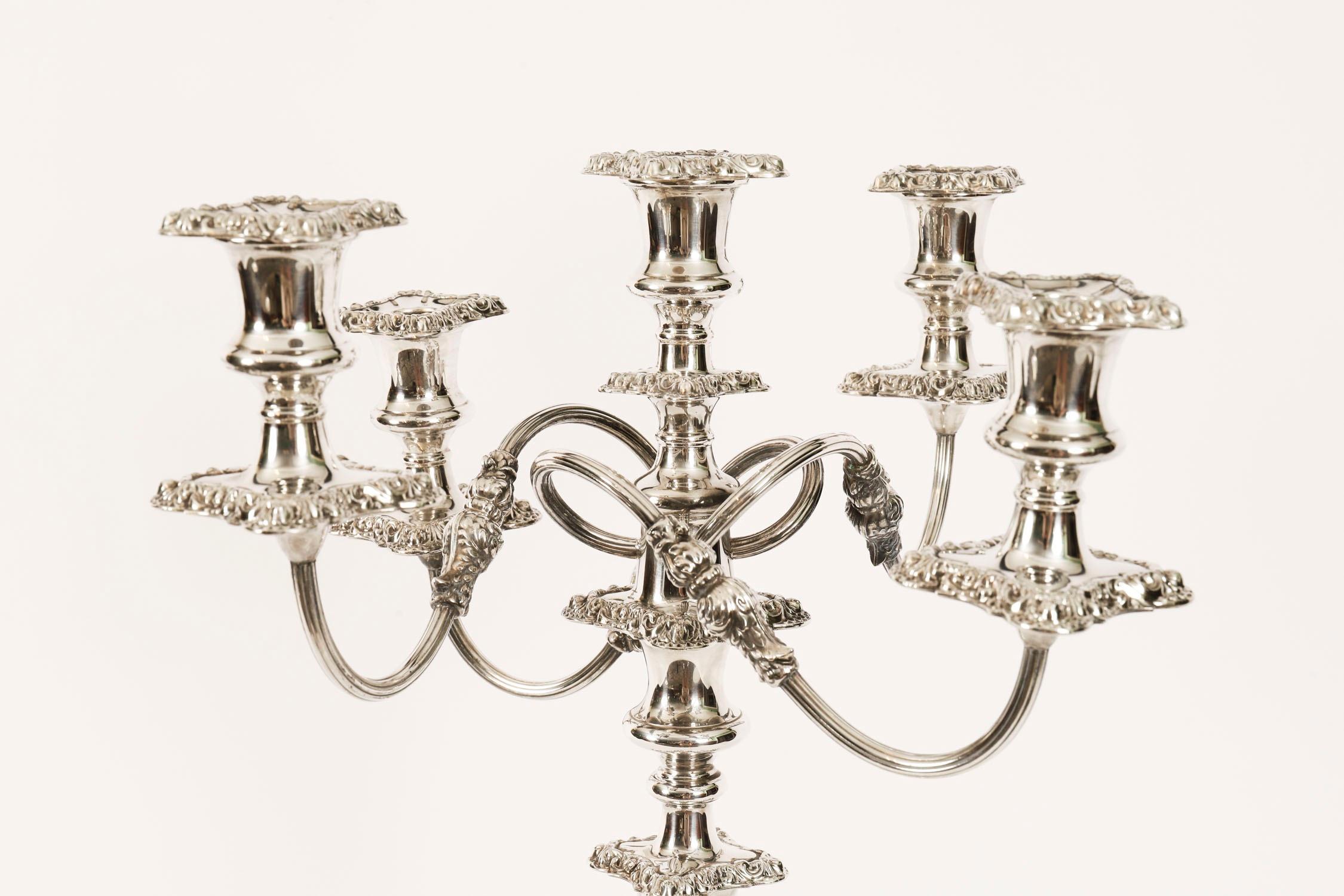 Coppia di grandi candelabri a cinque luci in argento di Mappin & Webb del XIX secolo in vendita 7