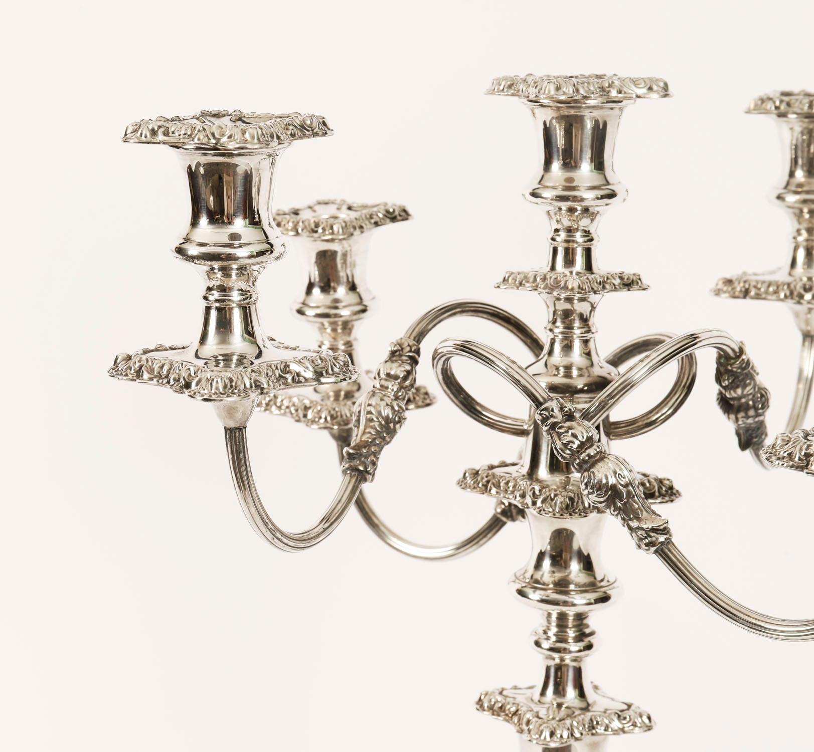 Coppia di grandi candelabri a cinque luci in argento di Mappin & Webb del XIX secolo in vendita 8