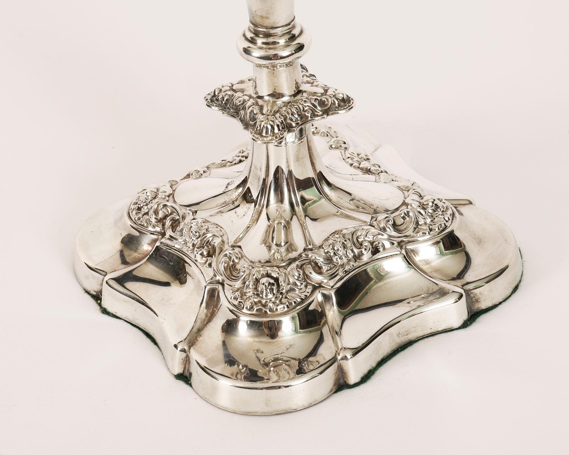 Coppia di grandi candelabri a cinque luci in argento di Mappin & Webb del XIX secolo in vendita 9