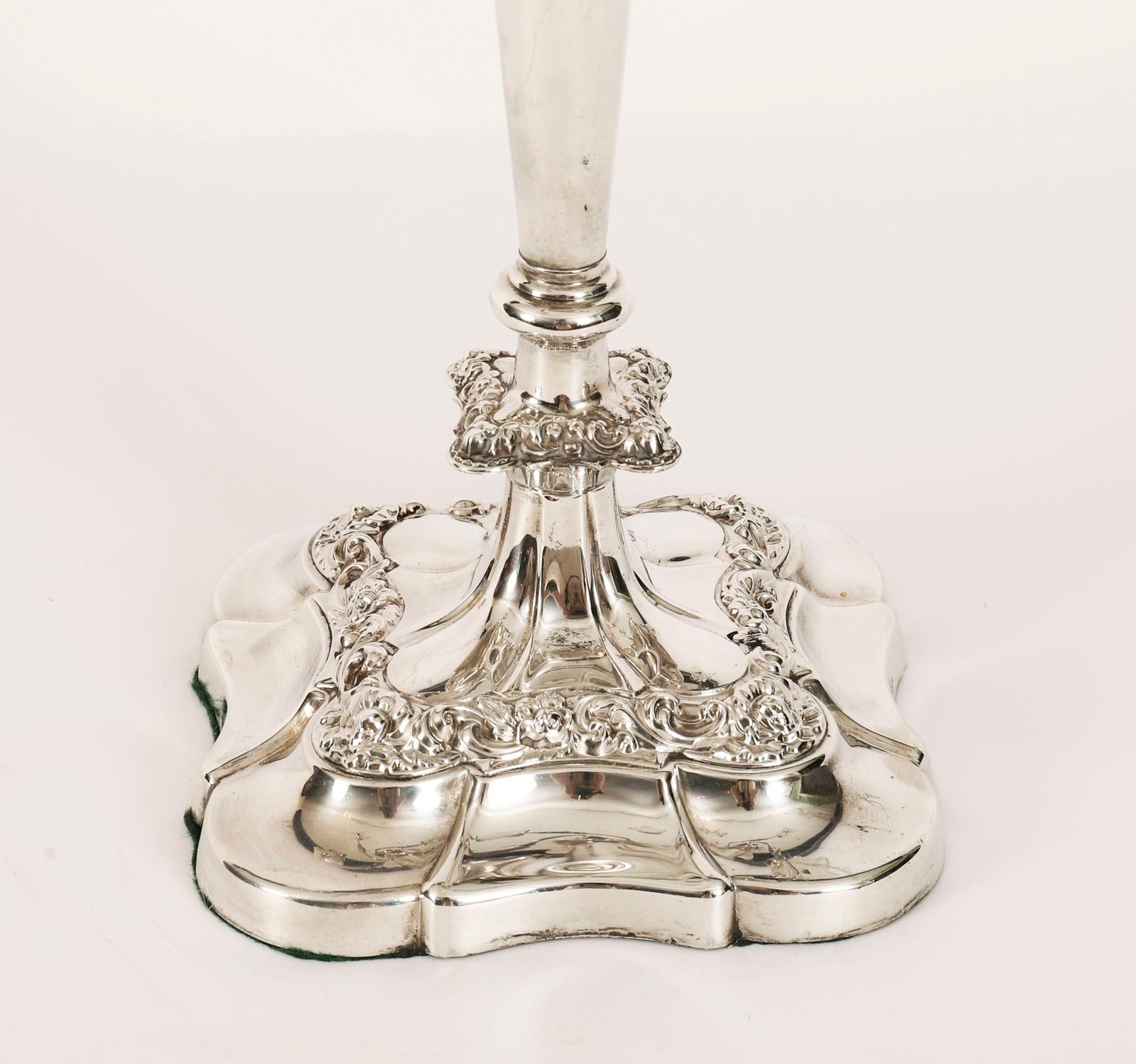 Coppia di grandi candelabri a cinque luci in argento di Mappin & Webb del XIX secolo in vendita 10