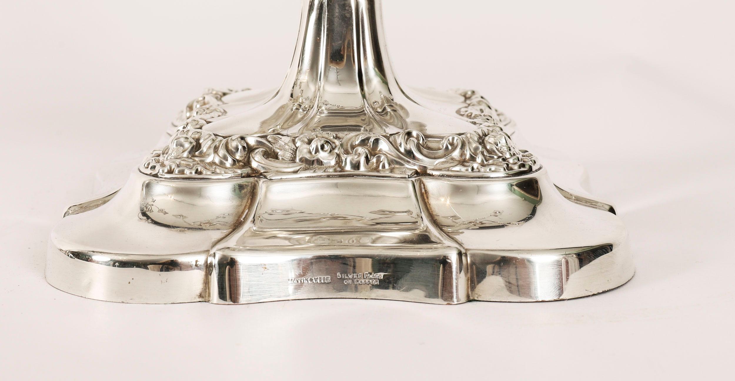 Coppia di grandi candelabri a cinque luci in argento di Mappin & Webb del XIX secolo in vendita 11