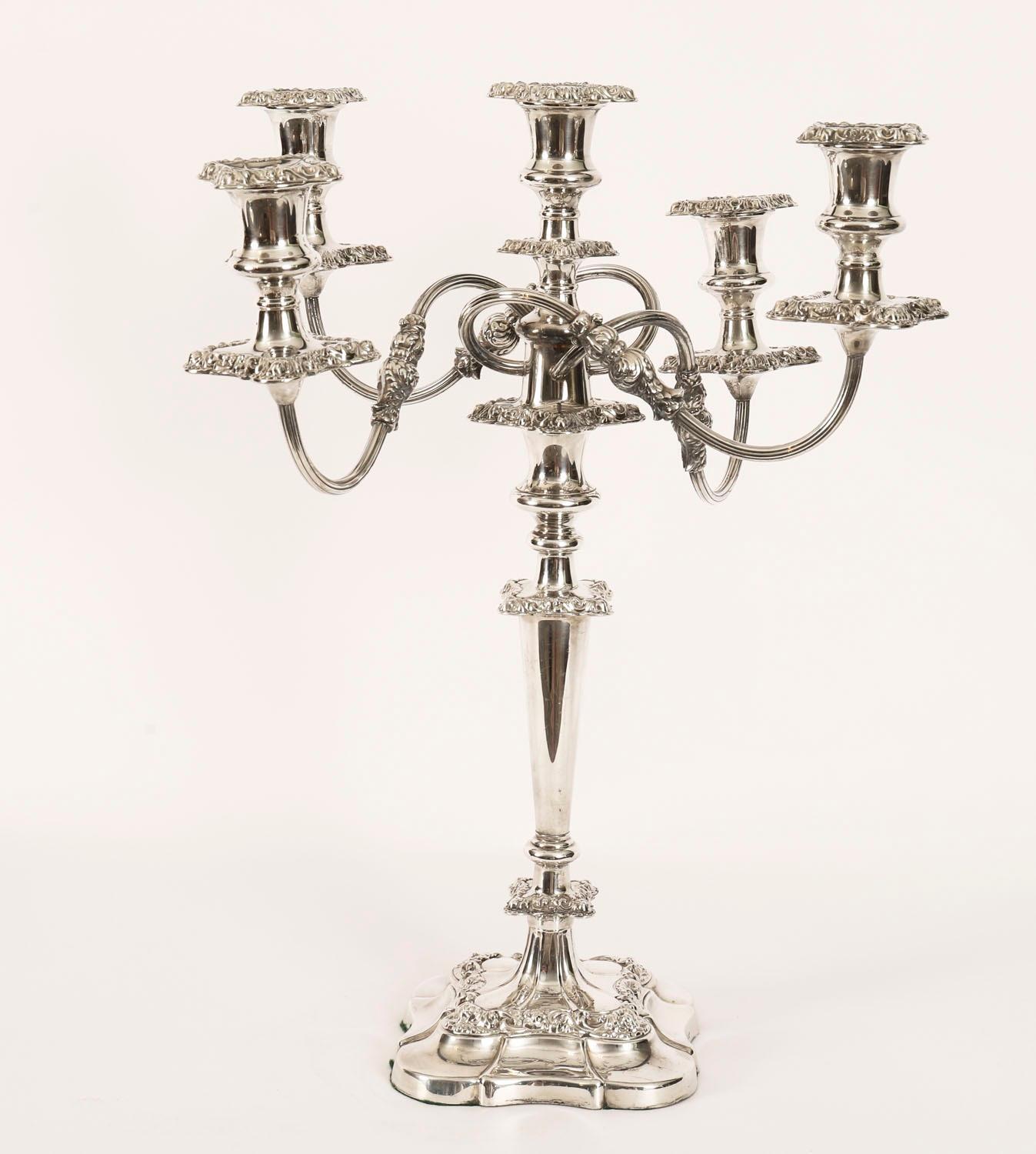 Si tratta di una magnifica coppia di candelabri antichi inglesi edoardiani in argento su rame a cinque luci, ciascuno dei quali reca il marchio del rinomato argentiere Mappin & Webb, argentiere di Sua Maestà la Regina e di Sua Altezza Reale il