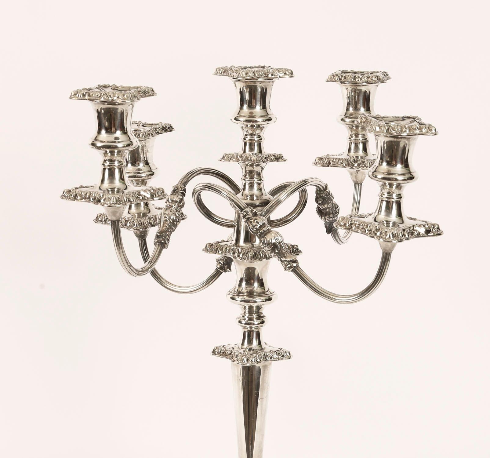 Edoardiano Coppia di grandi candelabri a cinque luci in argento di Mappin & Webb del XIX secolo in vendita