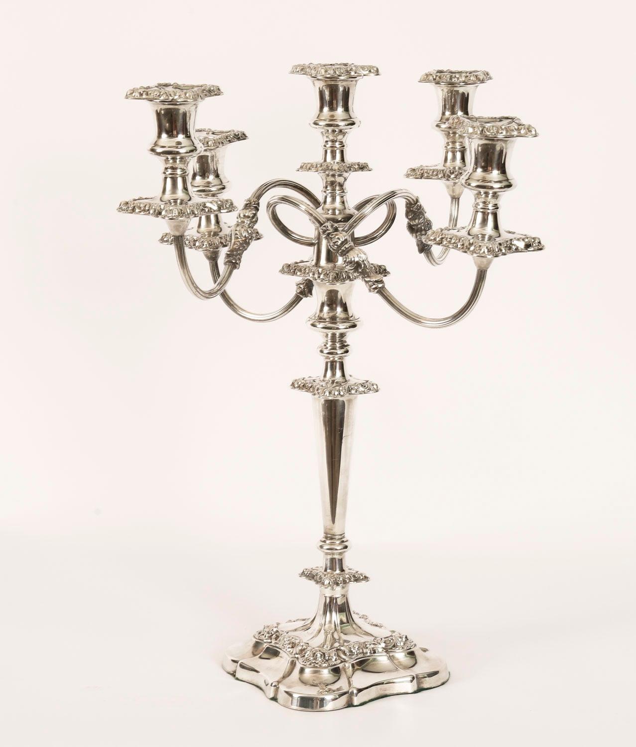 Inizio XX secolo Coppia di grandi candelabri a cinque luci in argento di Mappin & Webb del XIX secolo in vendita