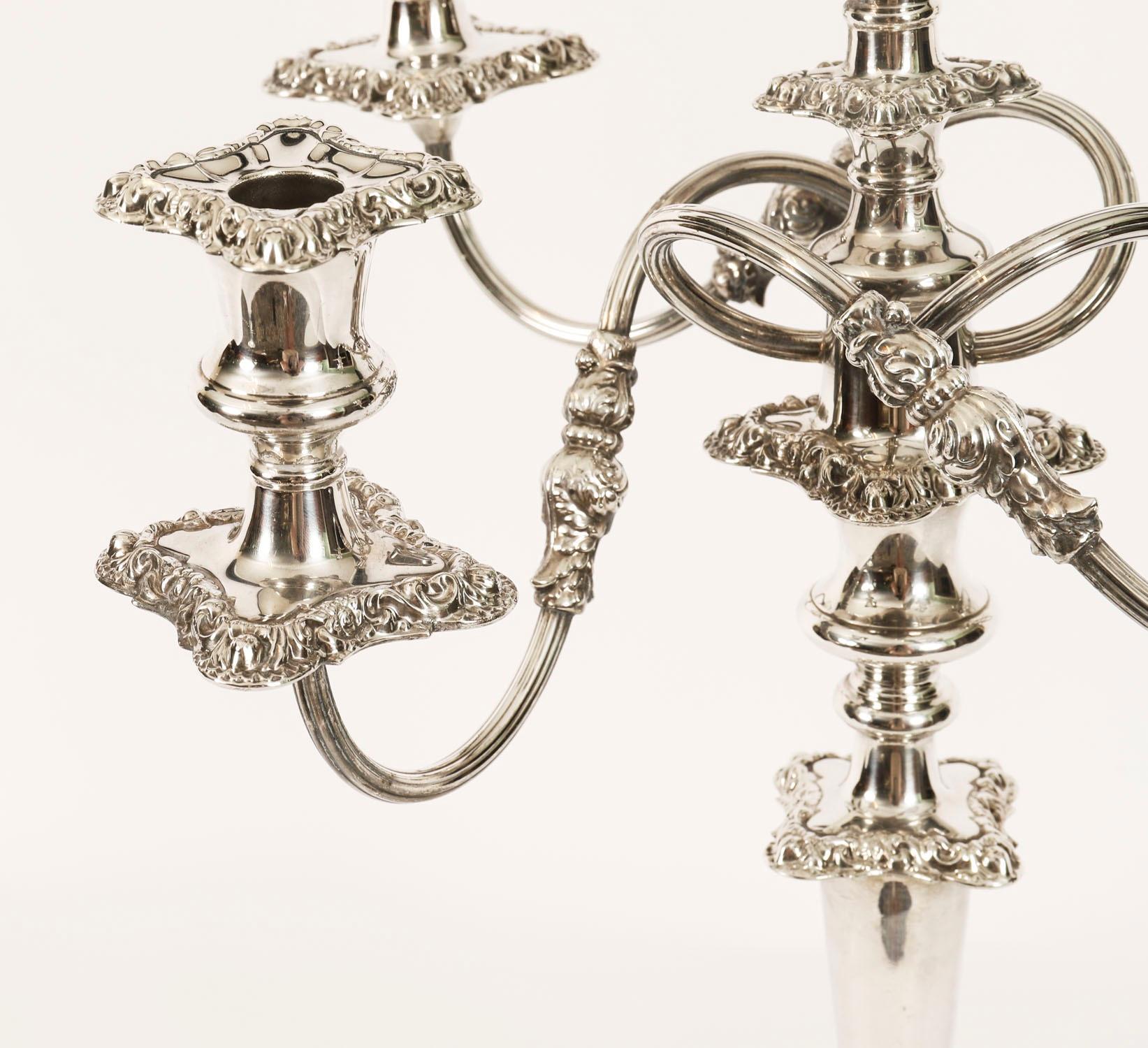 Argento Coppia di grandi candelabri a cinque luci in argento di Mappin & Webb del XIX secolo in vendita