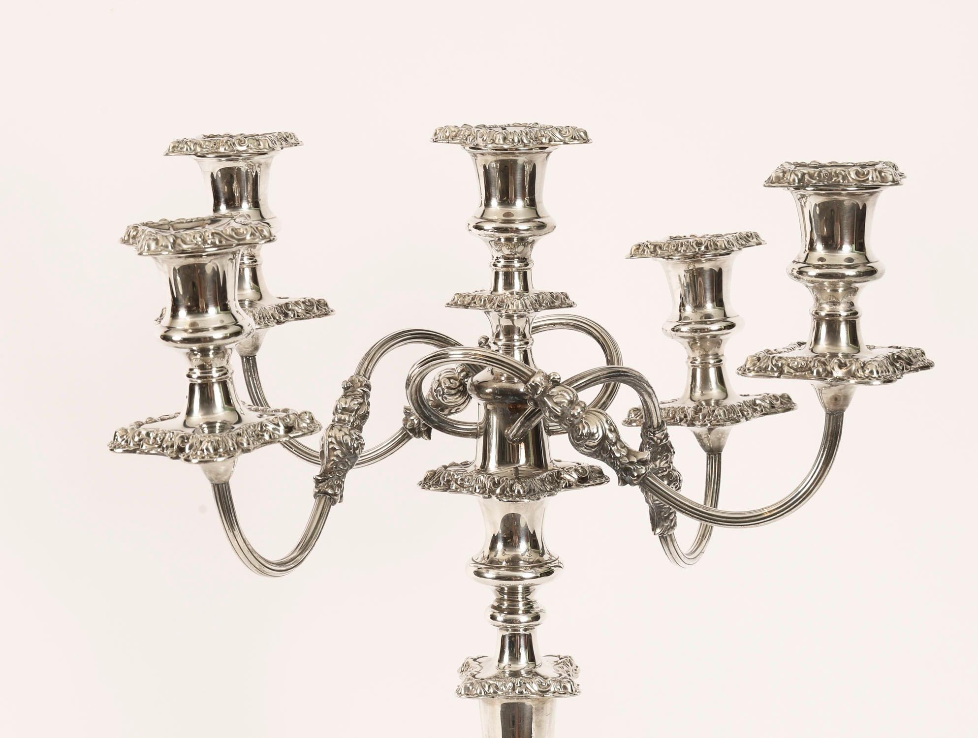 Coppia di grandi candelabri a cinque luci in argento di Mappin & Webb del XIX secolo in vendita 1