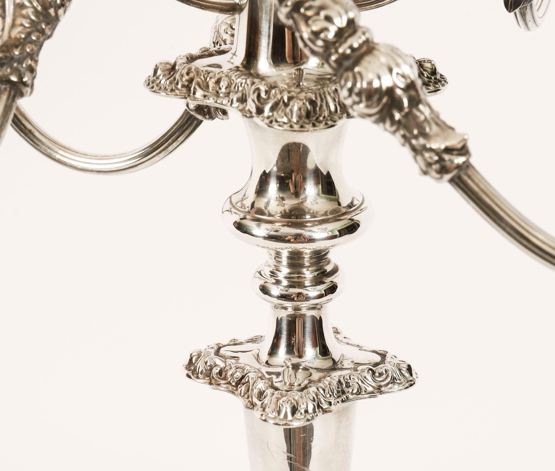 Coppia di grandi candelabri a cinque luci in argento di Mappin & Webb del XIX secolo in vendita 2