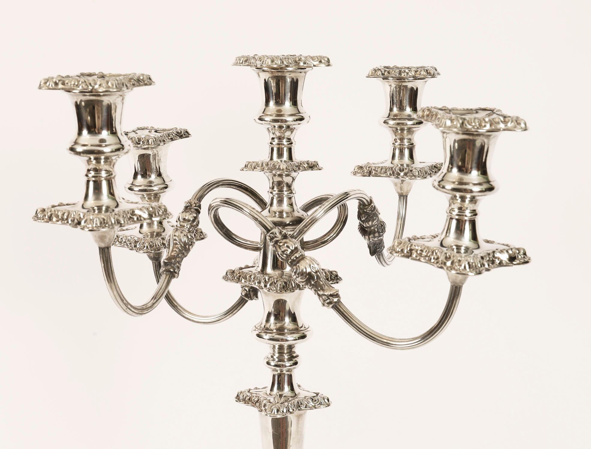 Coppia di grandi candelabri a cinque luci in argento di Mappin & Webb del XIX secolo in vendita 3