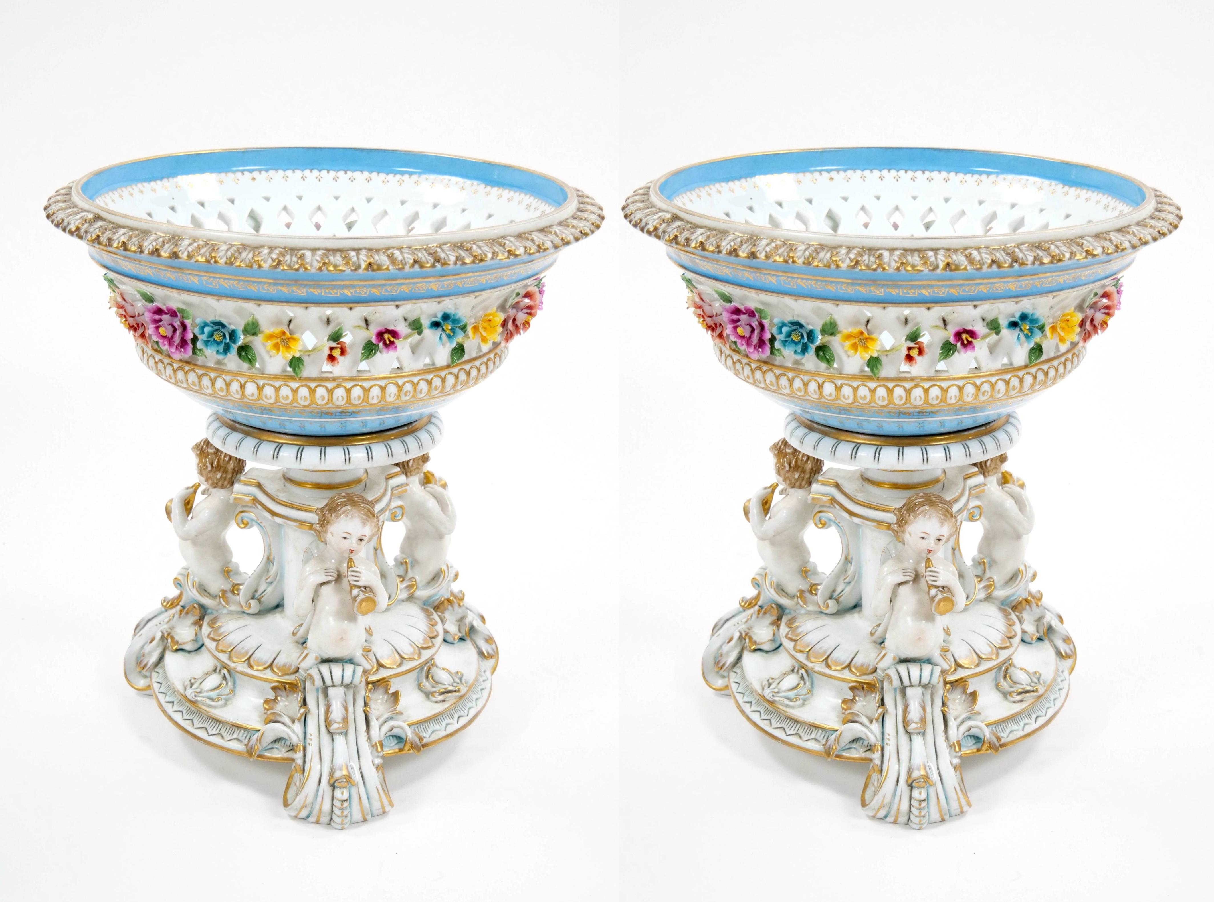 Questa squisita coppia di grandi centrotavola figurati in Meissen Porcelain esemplifica la raffinata abilità artistica e artigianale associata alla stimata manifattura di Meissen. Mescolando magistralmente il fascino estroso dell'epoca rococò con