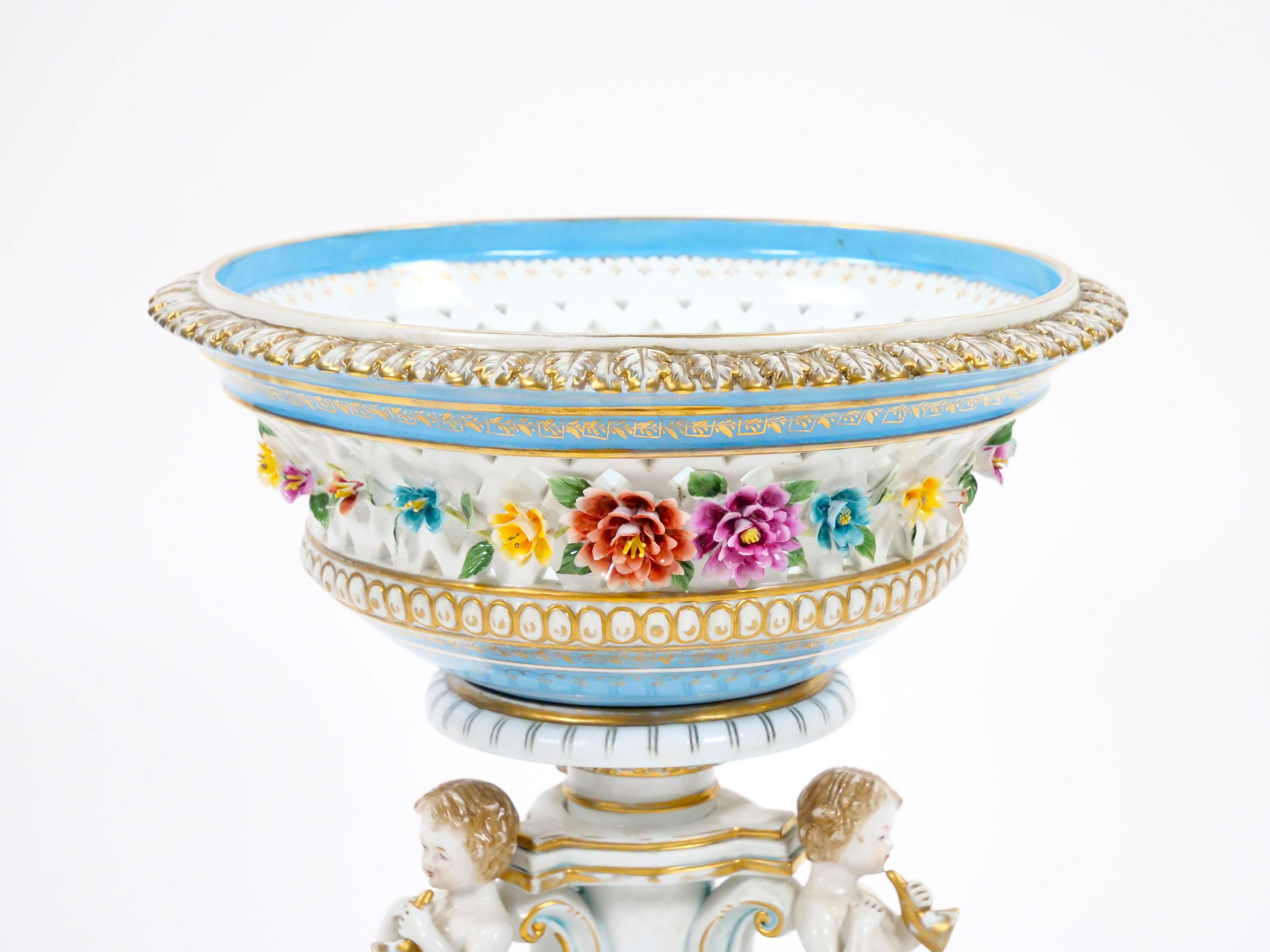 Rococò Coppia antica di grandi centrotavola figurativi in porcellana tedesca Meissen Porcelain in vendita