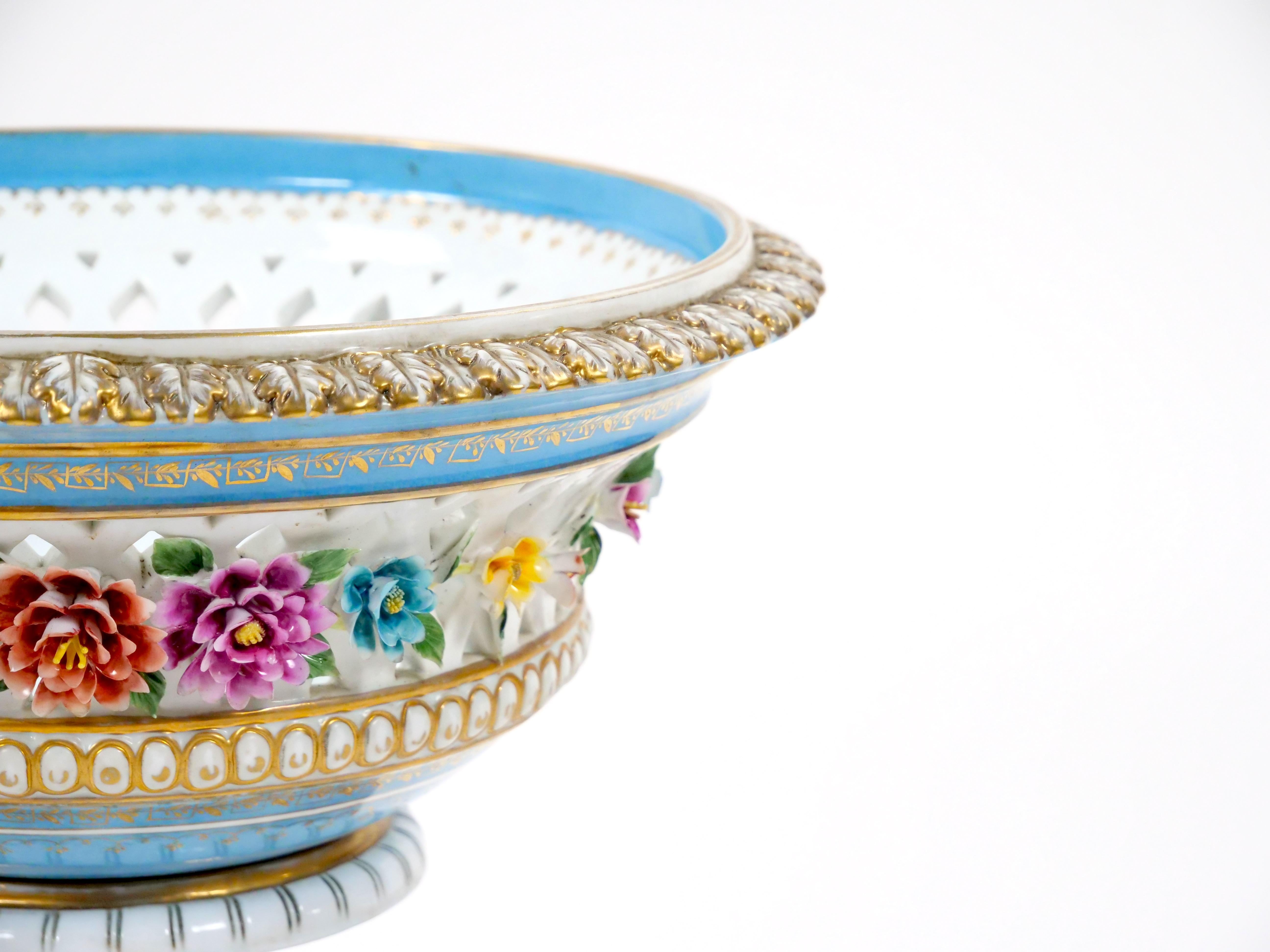 Tedesco Coppia antica di grandi centrotavola figurativi in porcellana tedesca Meissen Porcelain in vendita