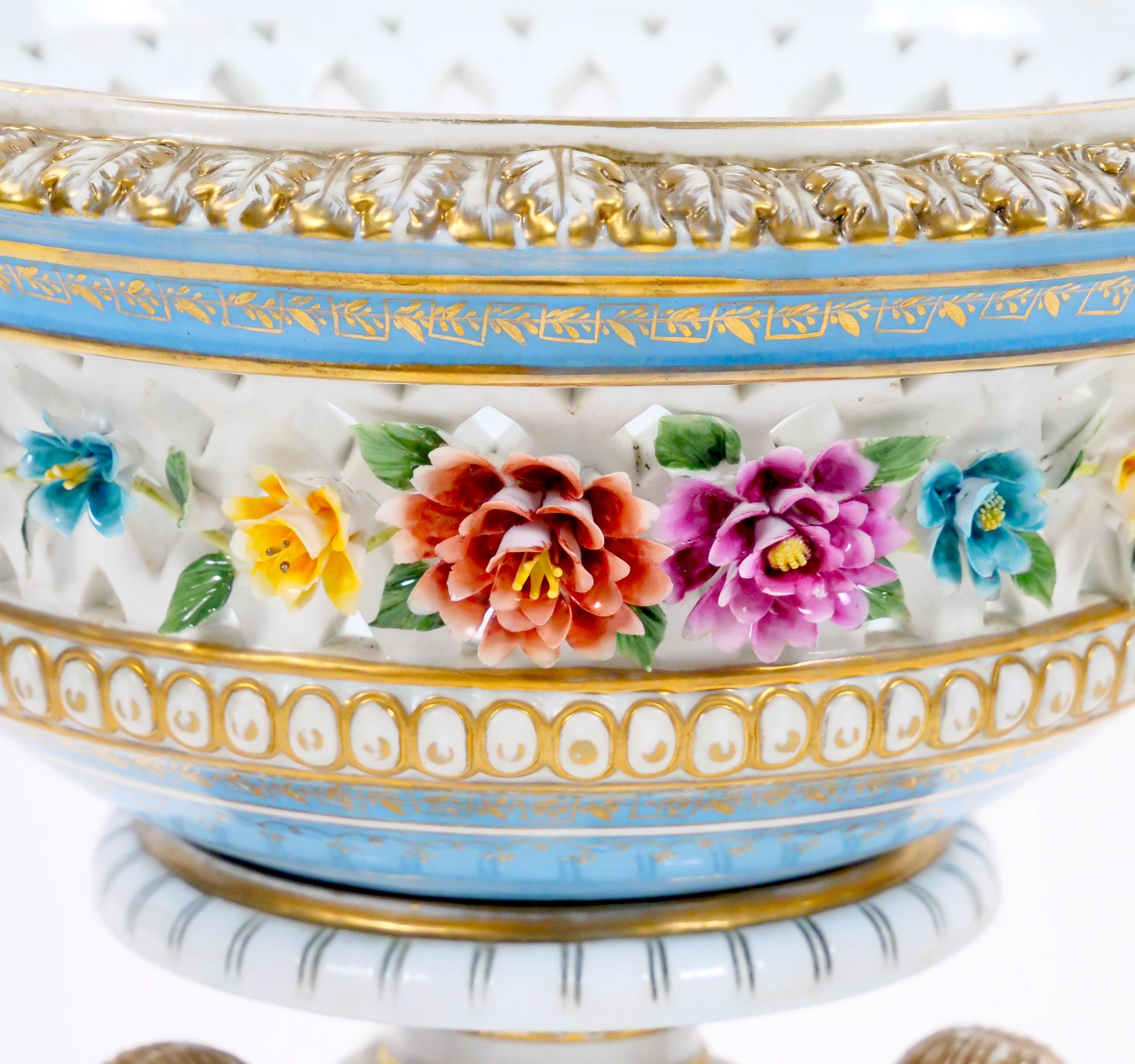 Dorato Coppia antica di grandi centrotavola figurativi in porcellana tedesca Meissen Porcelain in vendita