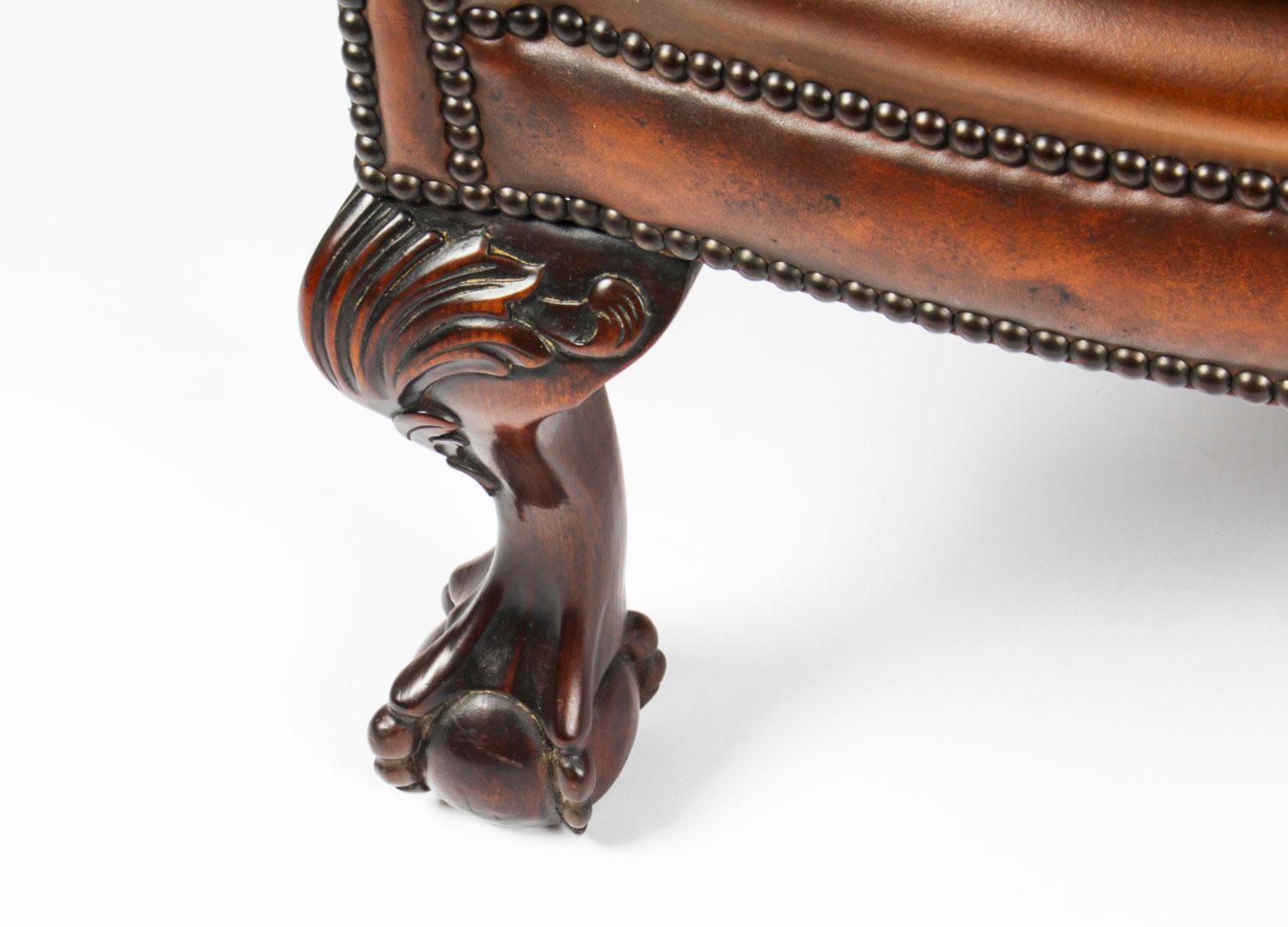 Ancienne paire de fauteuils Chippendale Wingback en cuir, vers 1920 en vente 4