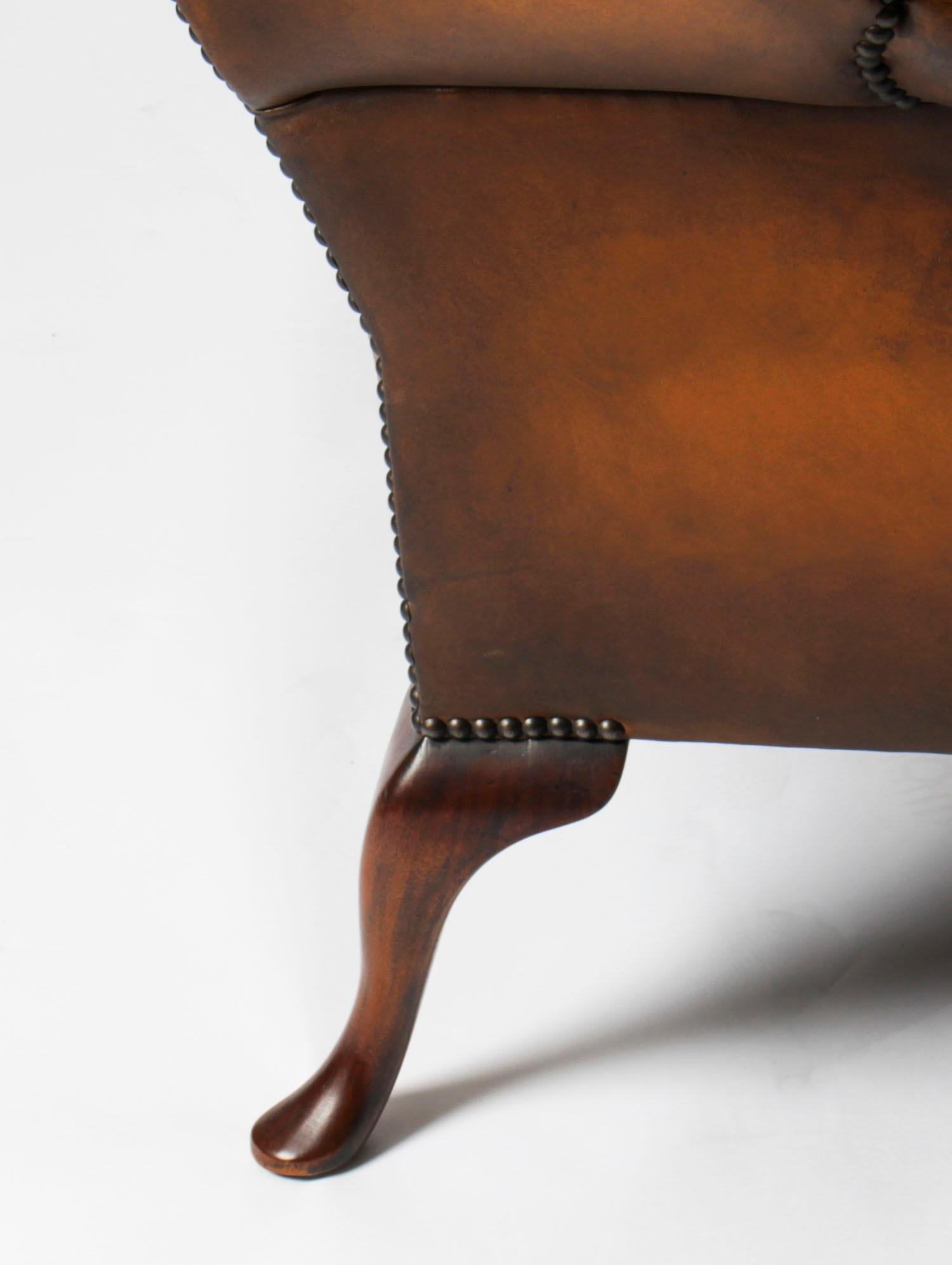Ancienne paire de fauteuils Chippendale Wingback en cuir, vers 1920 en vente 8