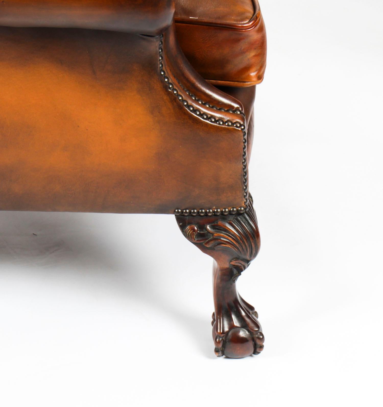 Ancienne paire de fauteuils Chippendale Wingback en cuir, vers 1920 en vente 9