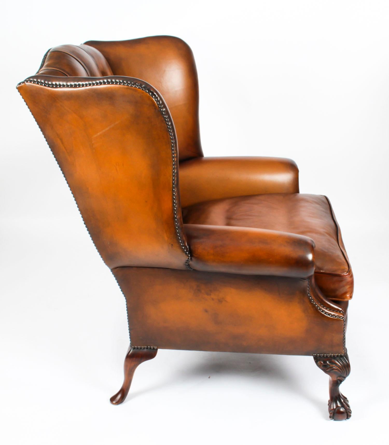Ancienne paire de fauteuils Chippendale Wingback en cuir, vers 1920 en vente 11