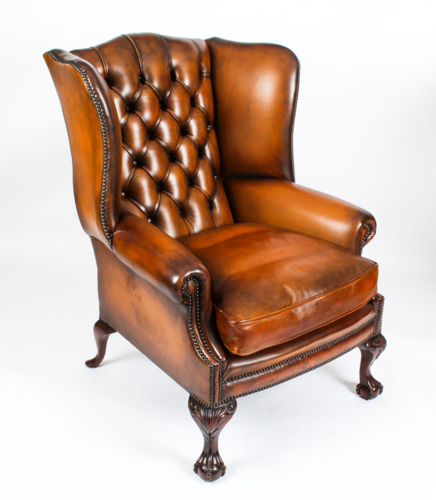 Anglais Ancienne paire de fauteuils Chippendale Wingback en cuir, vers 1920 en vente