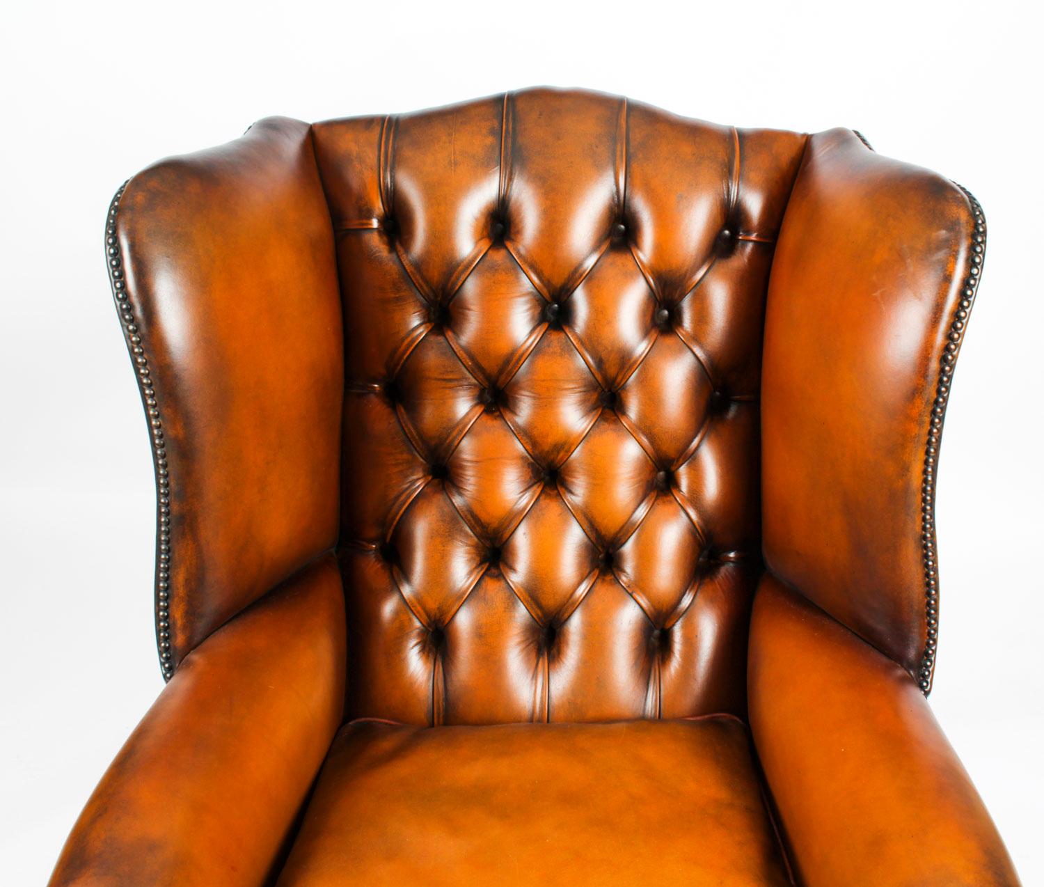 Début du 20ème siècle Ancienne paire de fauteuils Chippendale Wingback en cuir, vers 1920 en vente