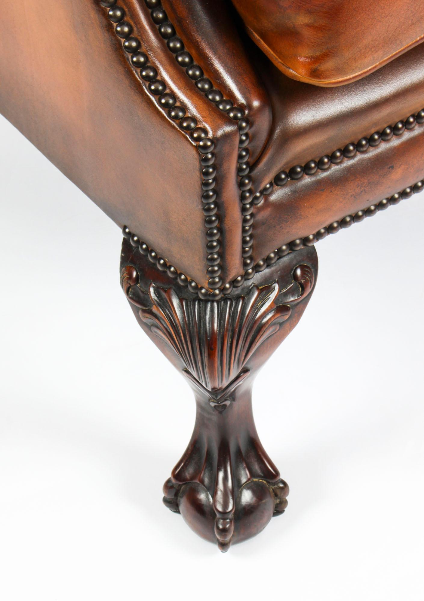 Cuir Ancienne paire de fauteuils Chippendale Wingback en cuir, vers 1920 en vente