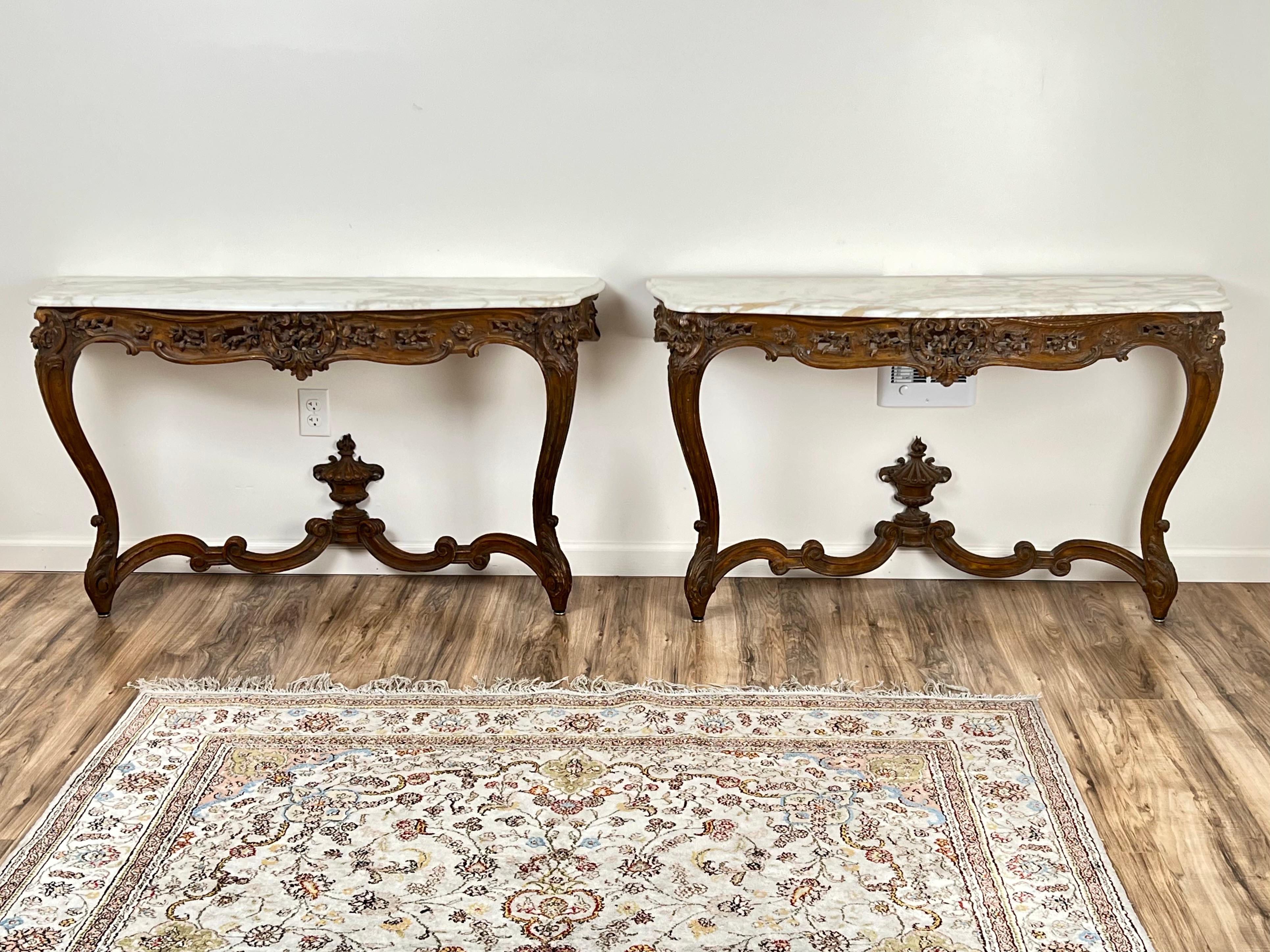 Questi splendidi tavoli da console antichi Luigi XV Rococò Portor de Pyrénées risalgono alla fine del XVIII secolo e sono realizzati in legno intagliato finemente dettagliato con una ricca patina. I tavoli sono sormontati da marmi pregiati, che si