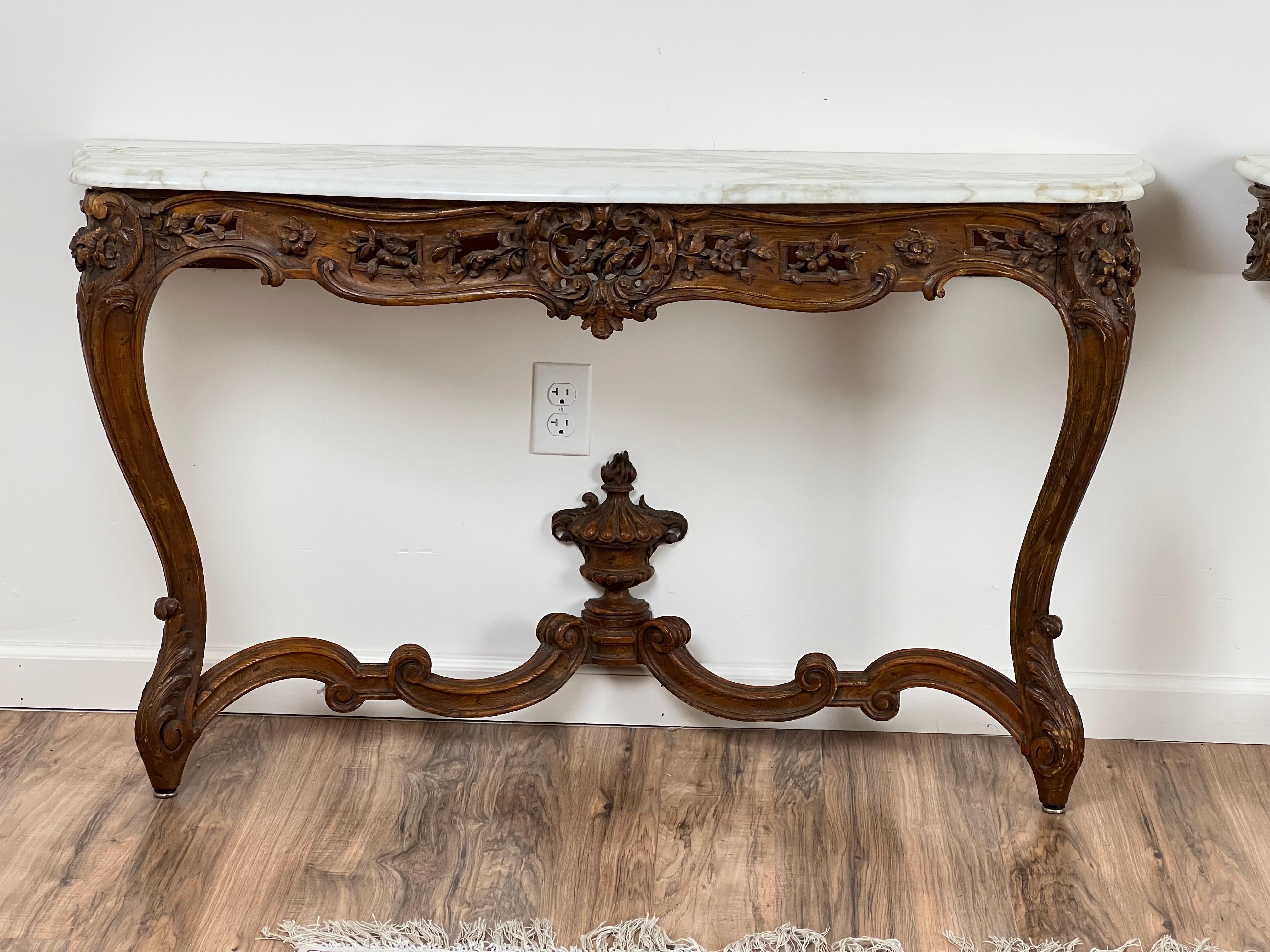 Francese Antica coppia di tavoli da console Luigi XV Rococò Portor de Pyrénées c.C. Fine del 18° secolo. in vendita