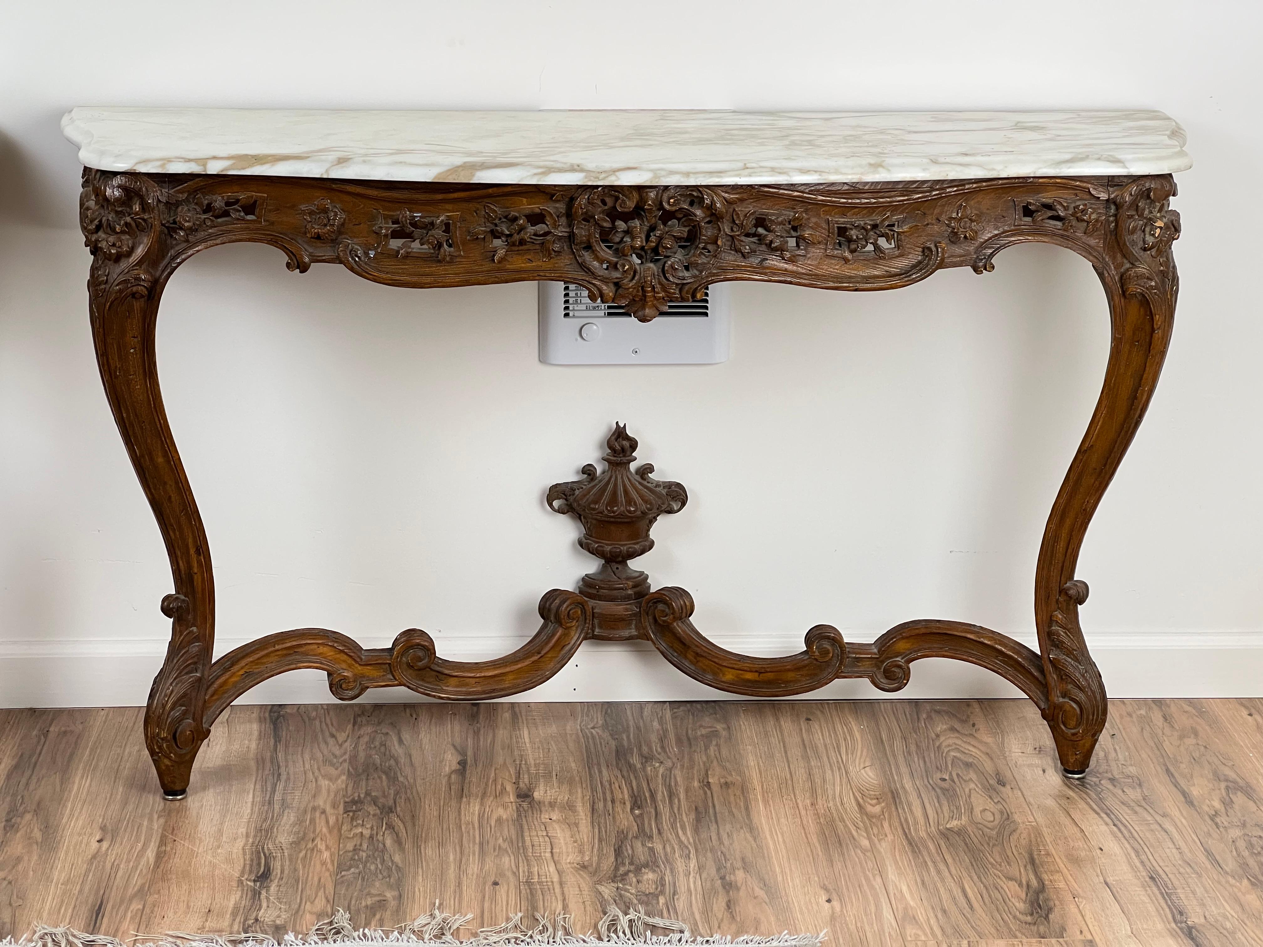 Intagliato Antica coppia di tavoli da console Luigi XV Rococò Portor de Pyrénées c.C. Fine del 18° secolo. in vendita