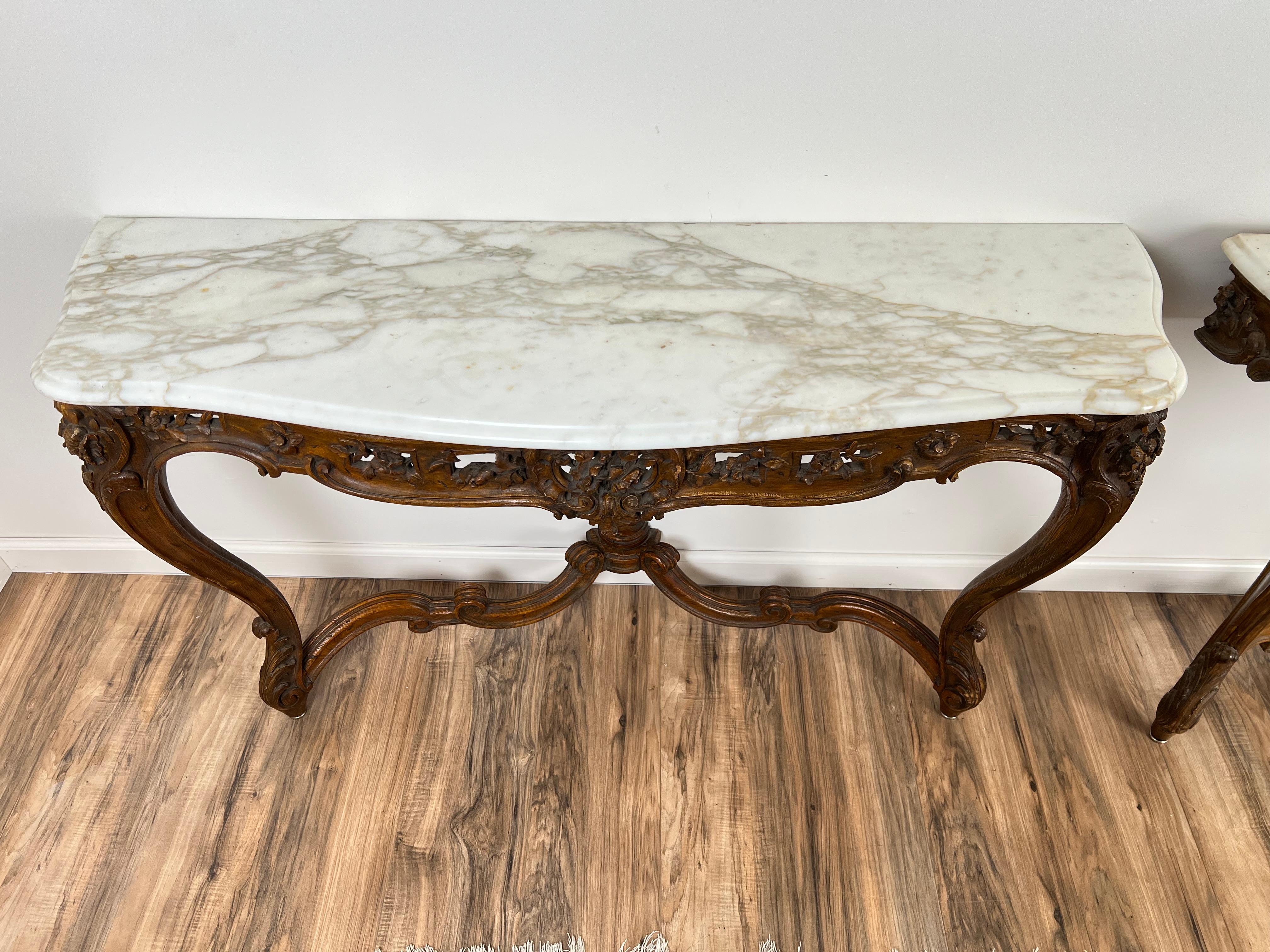 Antica coppia di tavoli da console Luigi XV Rococò Portor de Pyrénées c.C. Fine del 18° secolo. In condizioni buone in vendita a Westfield, MA