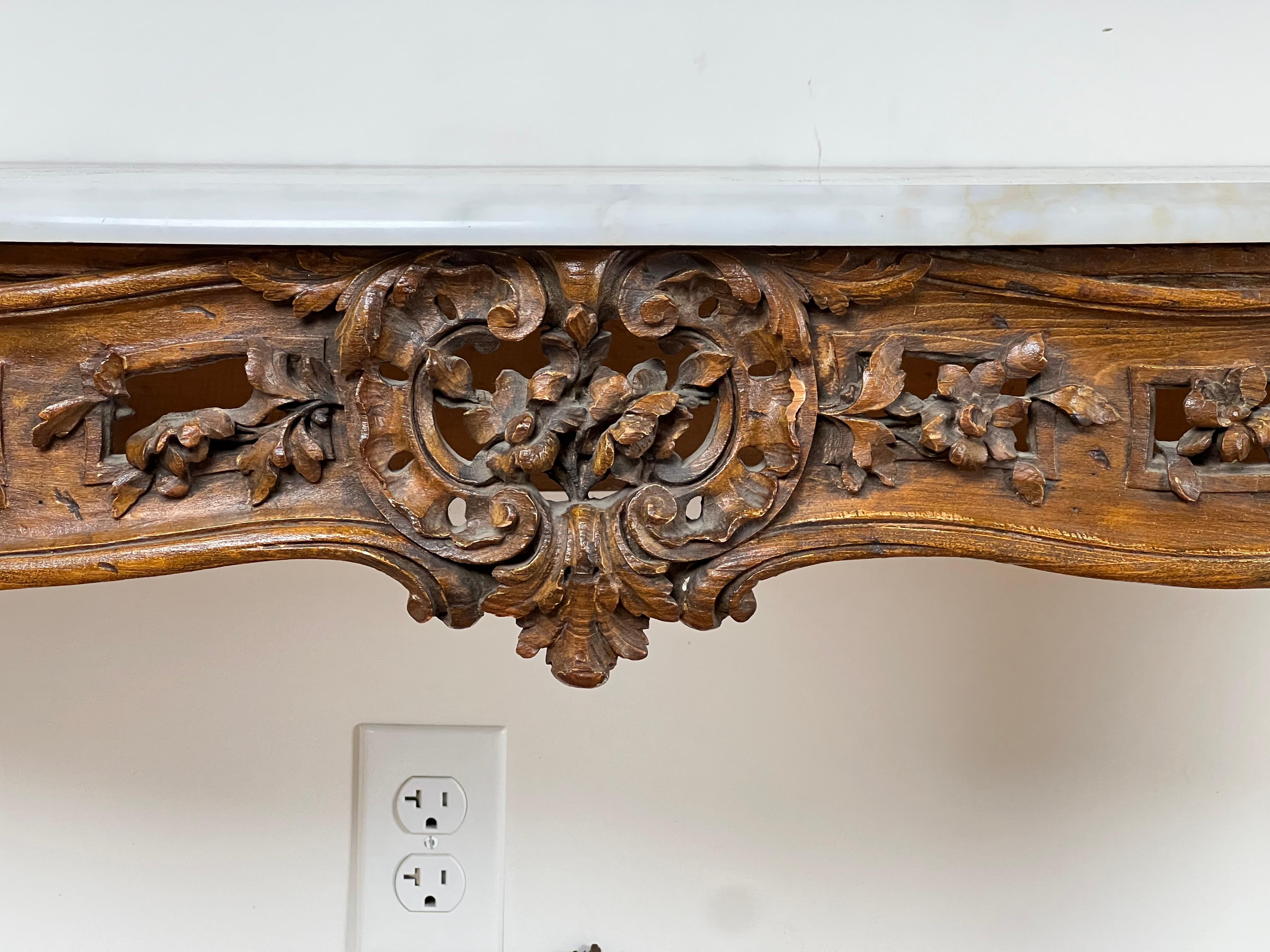 Marmo Antica coppia di tavoli da console Luigi XV Rococò Portor de Pyrénées c.C. Fine del 18° secolo. in vendita