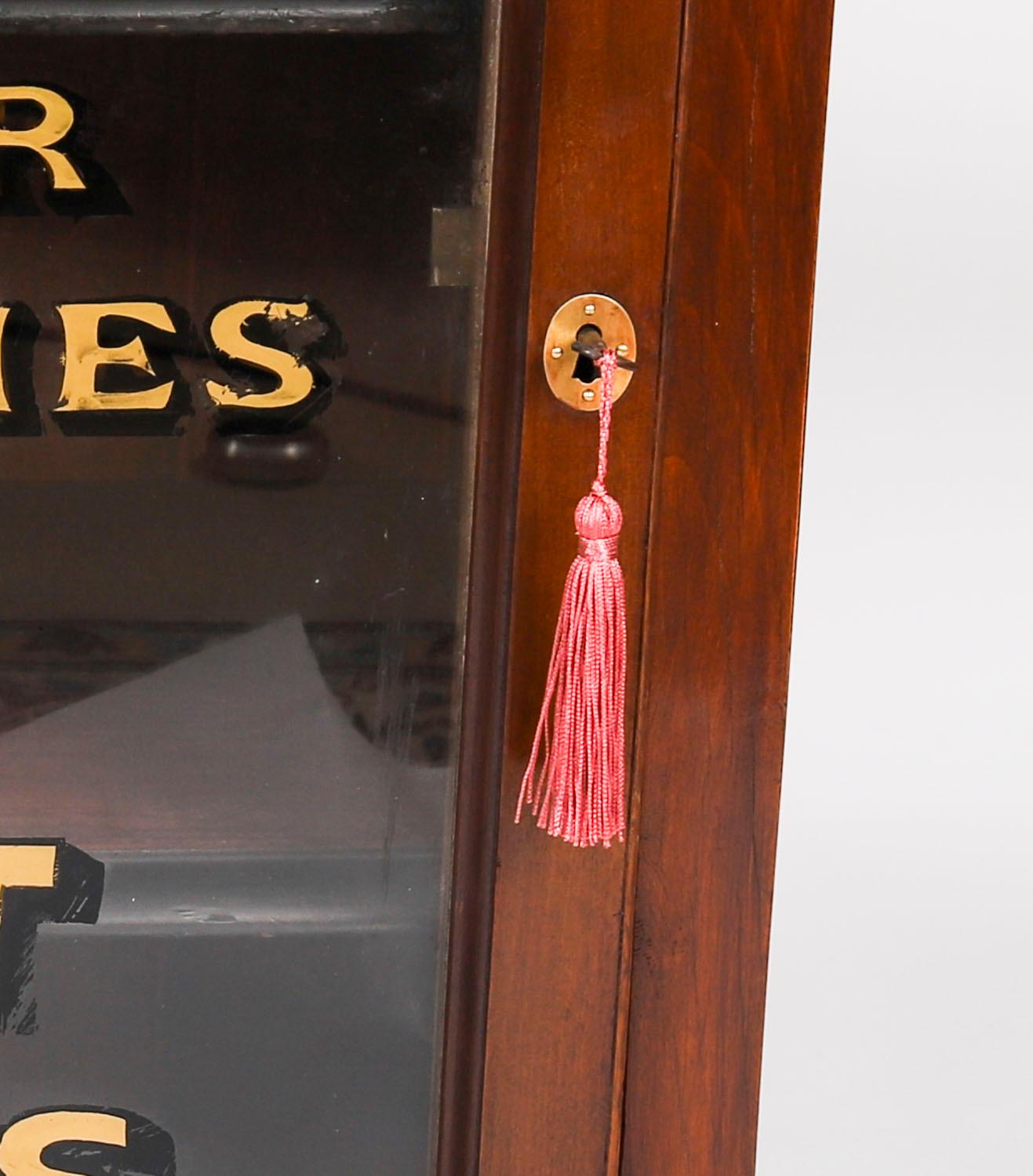 Ancienne paire de vitrines de pharmacie en acajou du 19ème siècle en vente 5