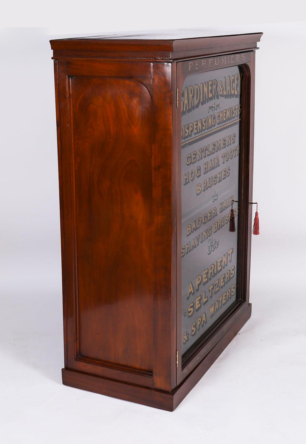 Ancienne paire de vitrines de pharmacie en acajou du 19ème siècle en vente 6