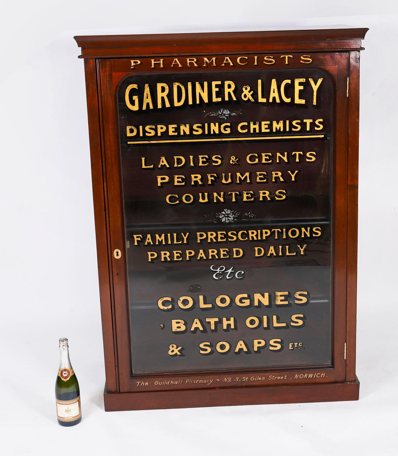 Ancienne paire de vitrines de pharmacie en acajou du 19ème siècle en vente 7