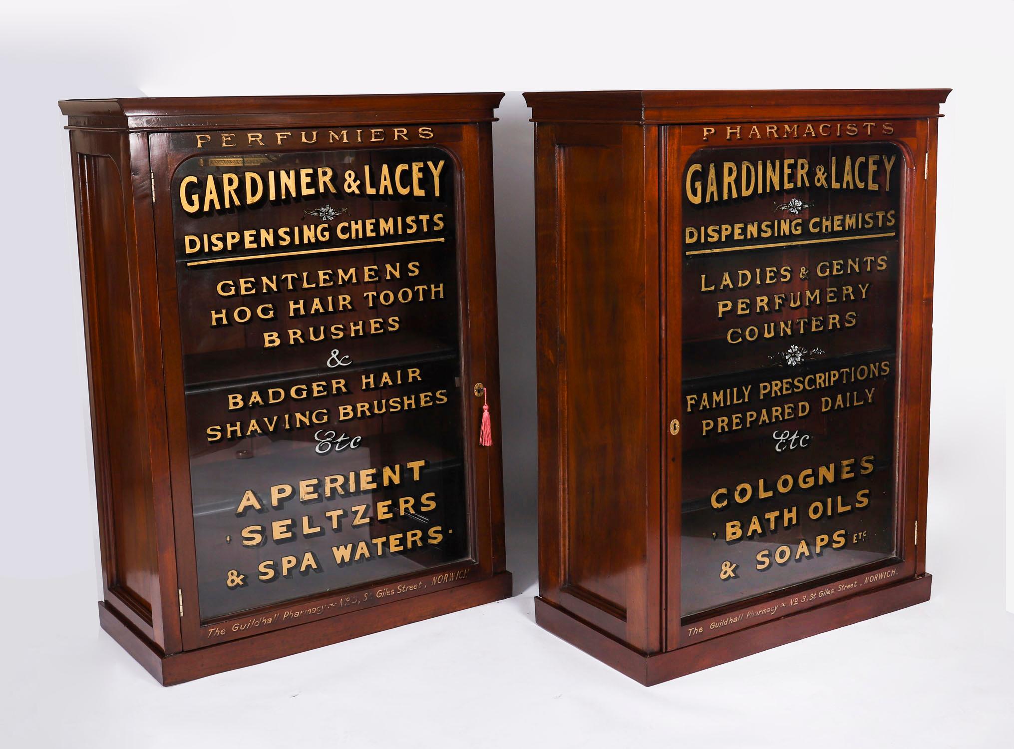 Il s'agit d'une magnifique paire de vitrines de pharmacie en acajou, datant d'environ 1860.

Chaque meuble porte des lettres dorées : 

The Guildhall Pharmacy, 3 St Giles Street, Norwich

chacune avec des portes vitrées avec des lettres noires et