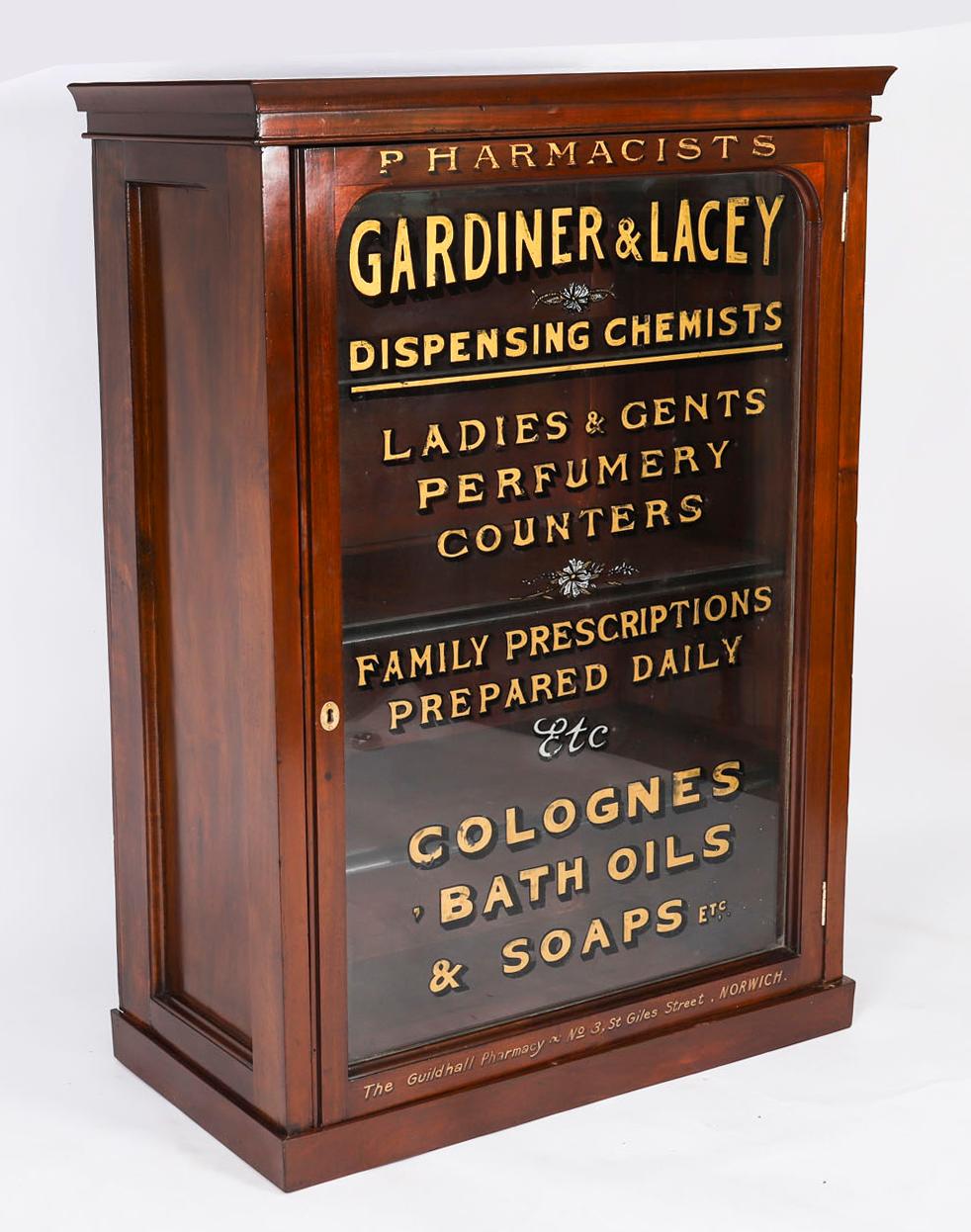 Anglais Ancienne paire de vitrines de pharmacie en acajou du 19ème siècle en vente