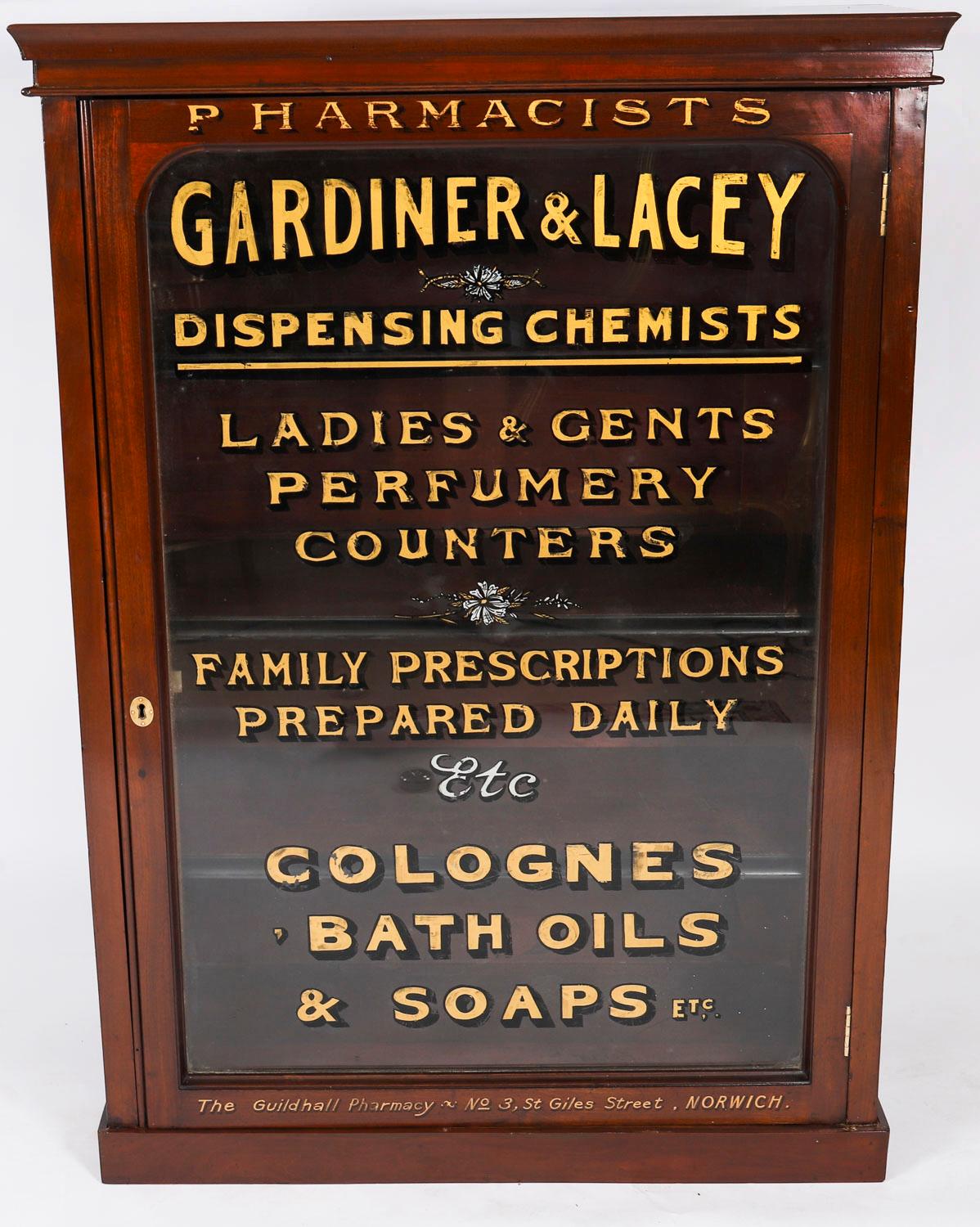 Vernissé Ancienne paire de vitrines de pharmacie en acajou du 19ème siècle en vente
