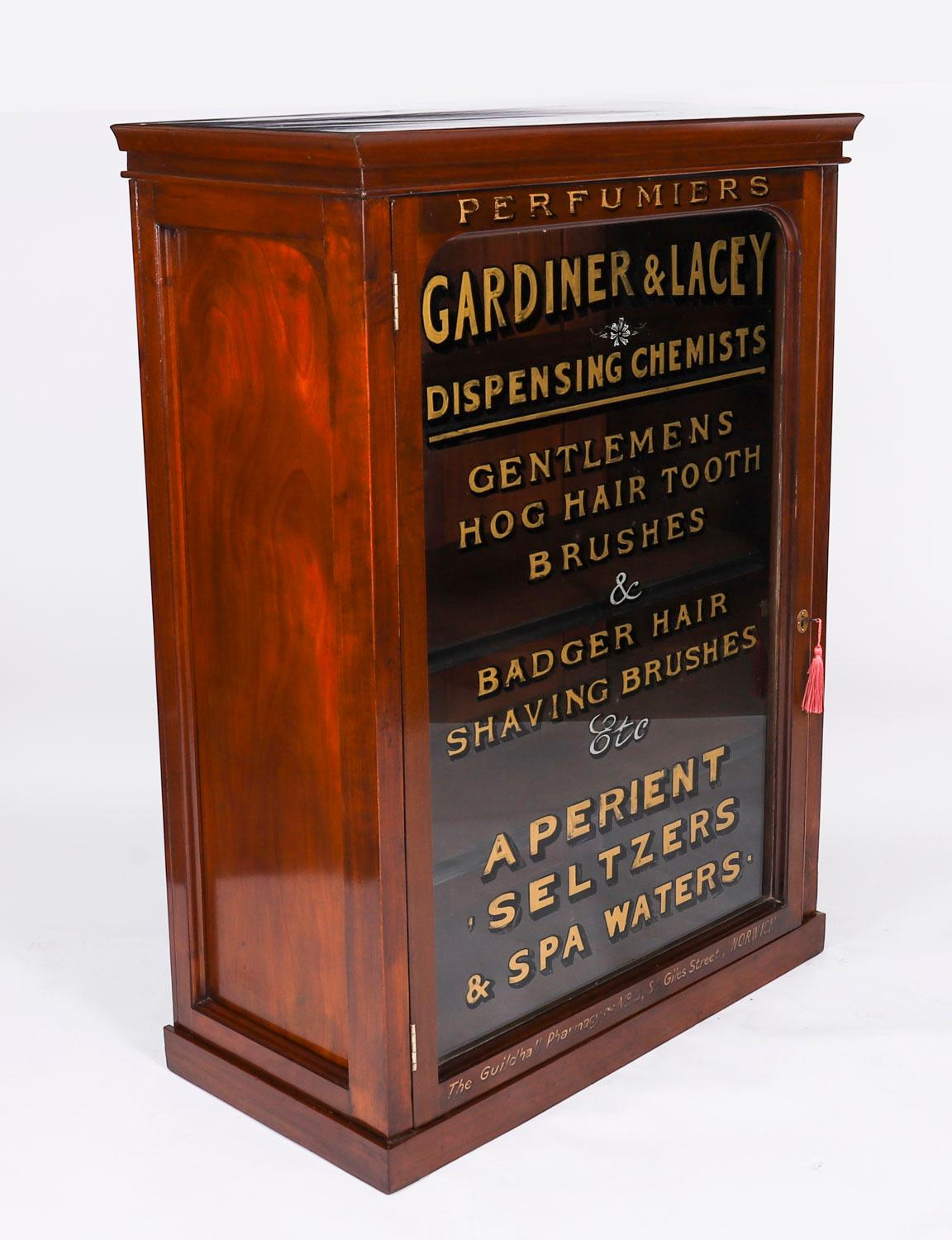 Ancienne paire de vitrines de pharmacie en acajou du 19ème siècle Bon état - En vente à London, GB