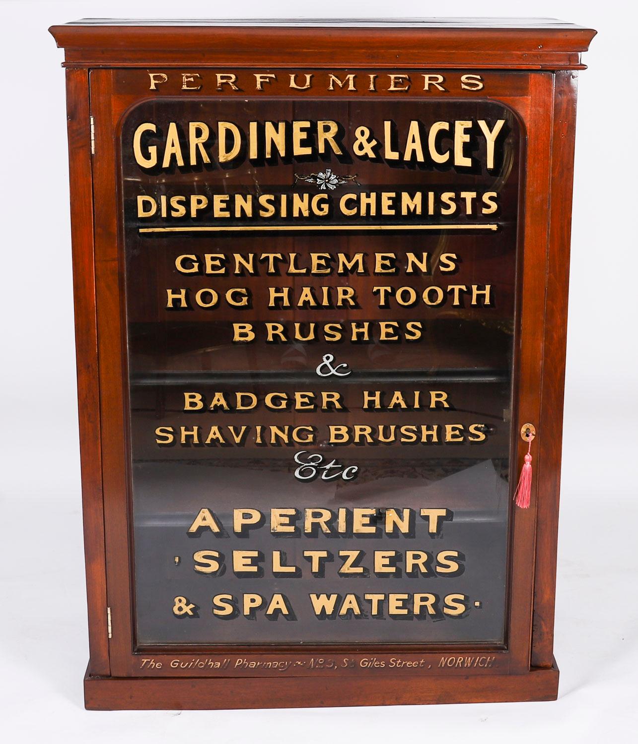 XIXe siècle Ancienne paire de vitrines de pharmacie en acajou du 19ème siècle en vente