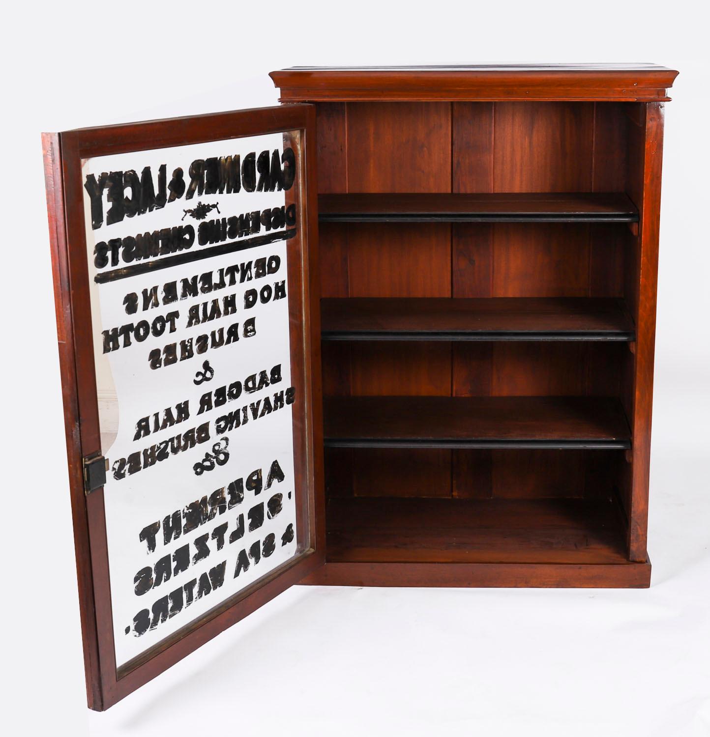 Acajou Ancienne paire de vitrines de pharmacie en acajou du 19ème siècle en vente