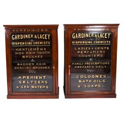 Ancienne paire de vitrines de pharmacie en acajou du 19ème siècle