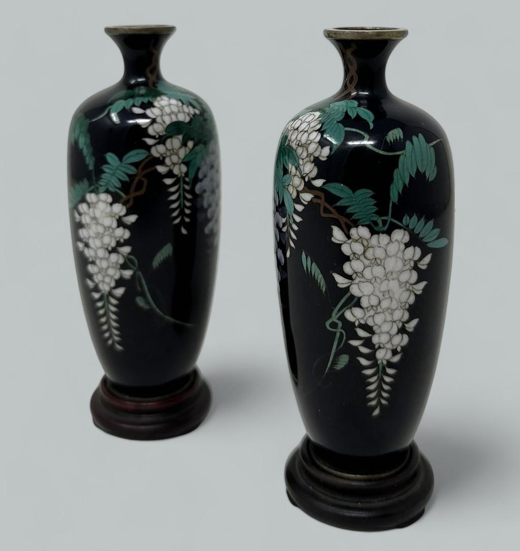 Coppia di vasi giapponesi in miniatura con smalto cloisonne del periodo Meiji di proporzioni insolitamente piccole, risalenti al primo periodo Meiji (1868-1912) e di qualità museale, completi di basi originali in legno duro intagliato.  

Ciascun