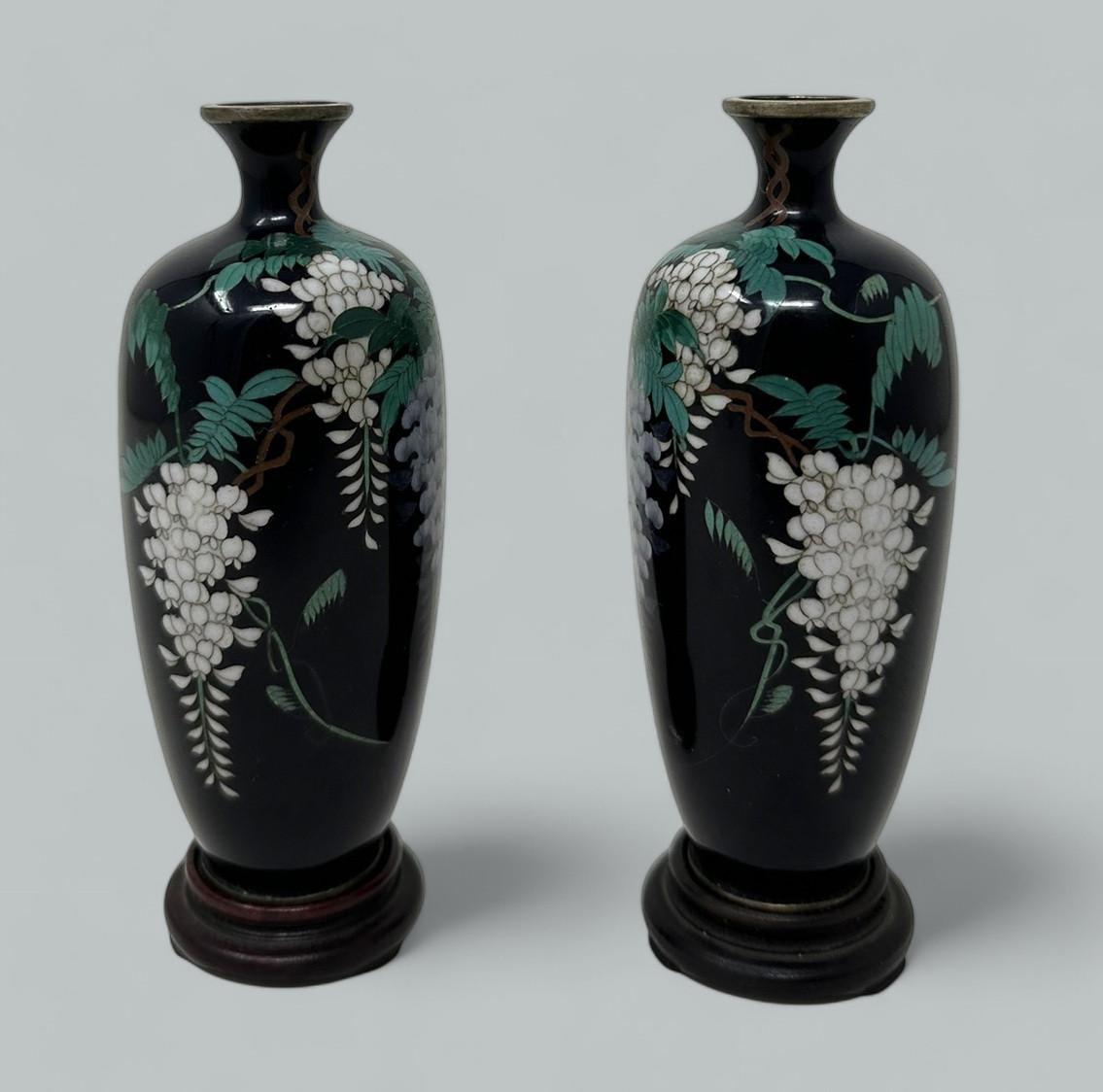 Primo vittoriano Antica coppia di vasi in miniatura giapponesi in smalto cloisonne del periodo Meiji 1875 in vendita