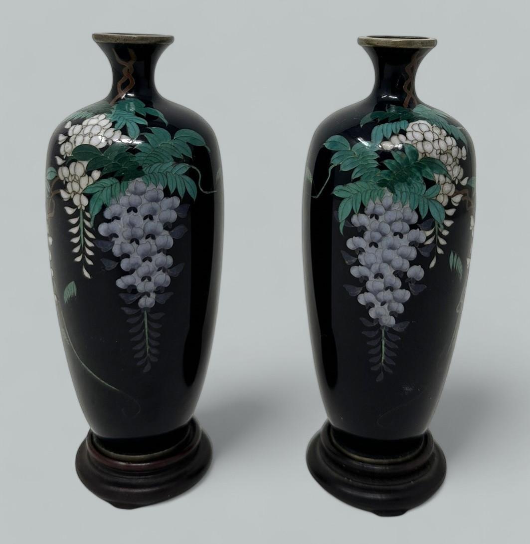 Giapponese Antica coppia di vasi in miniatura giapponesi in smalto cloisonne del periodo Meiji 1875 in vendita