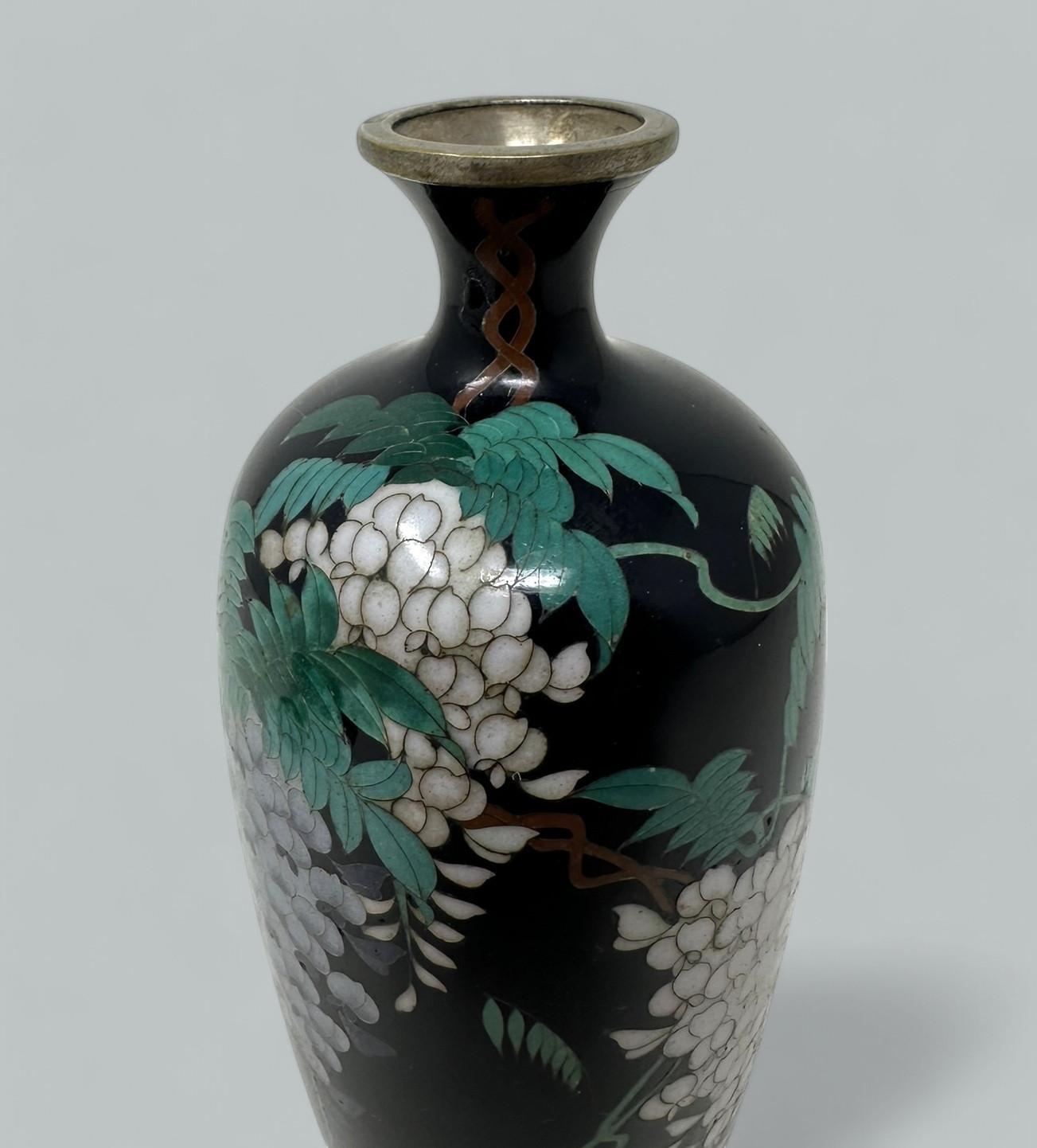 XIX secolo Antica coppia di vasi in miniatura giapponesi in smalto cloisonne del periodo Meiji 1875 in vendita
