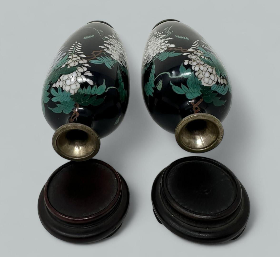 Ceramica Antica coppia di vasi in miniatura giapponesi in smalto cloisonne del periodo Meiji 1875 in vendita