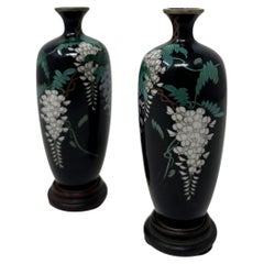 Antica coppia di vasi in miniatura giapponesi in smalto cloisonne del periodo Meiji 1875