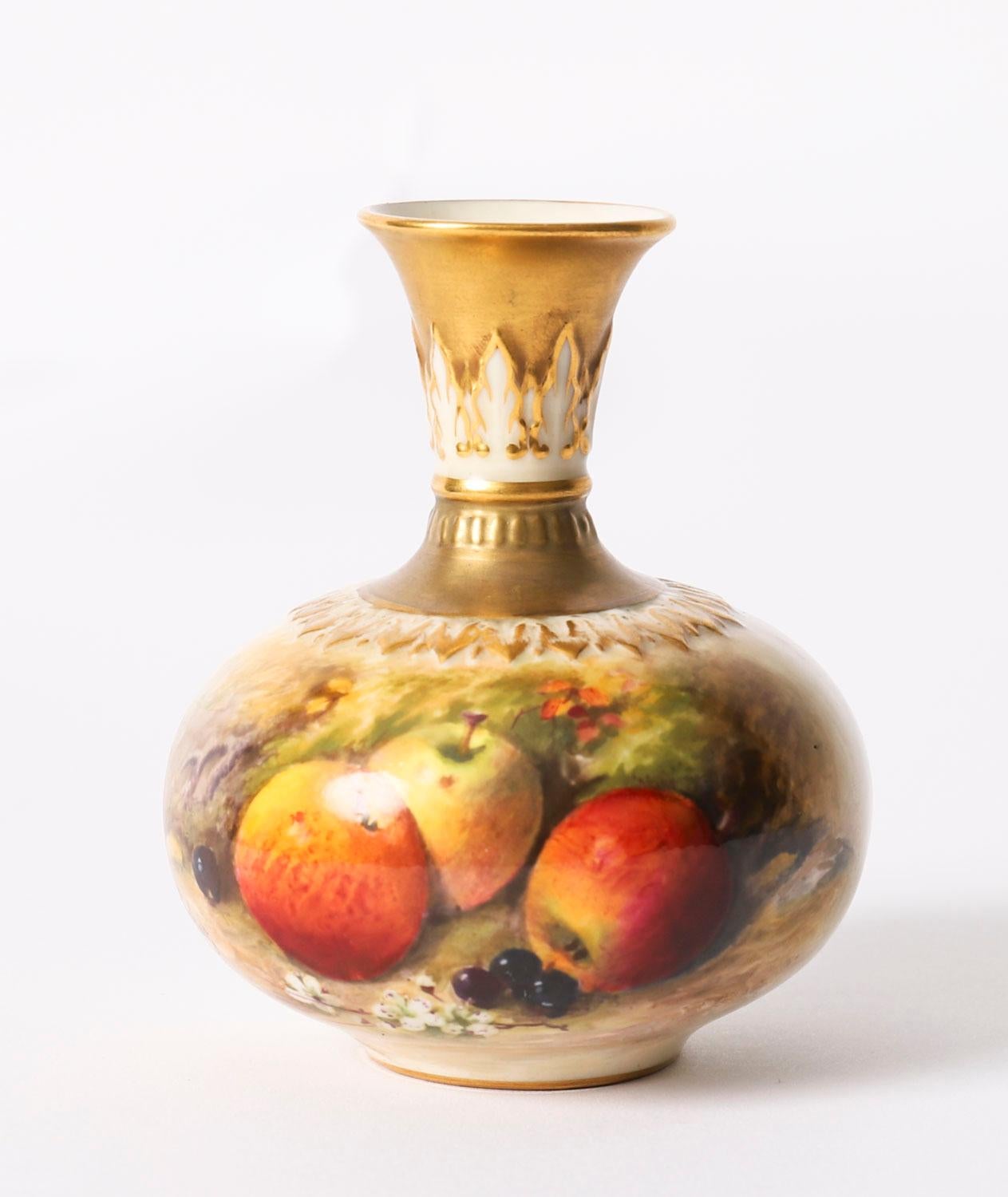 Coppia di vasi in porcellana Royal Worcester in miniatura, firmati da William Ricketts Circa 1925.

Sono di forma tozza a balaustro con colli svasati e dipinti con nature morte di frutta all'interno di bordi dorati, numeri di forma F1110 e firmati