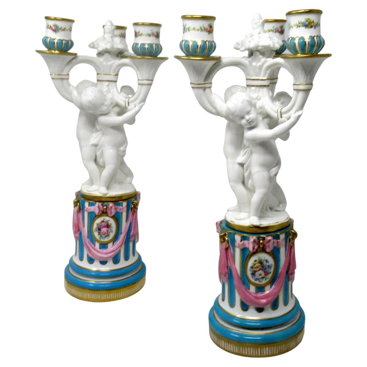 Paire de candélabres anciens en porcelaine de Minton Staffordshire représentant un chérubin, XIXe siècle 